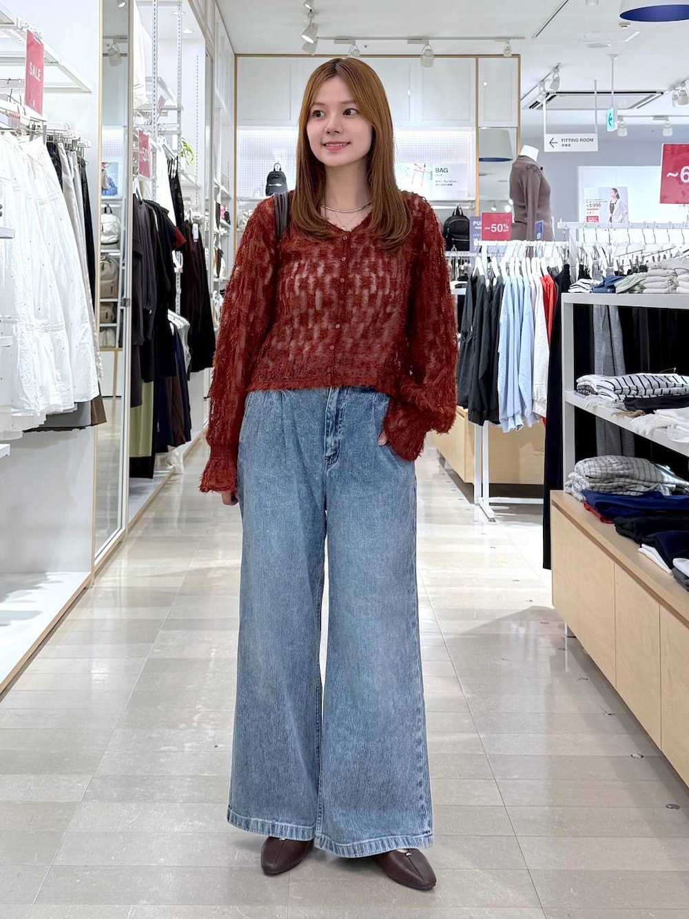 ブラウン系のパンプス、レッド系のカーディガン/ボレロ、ブラウン系のボストンバッグを着用したレディースの秋コーディネートの1枚目の写真