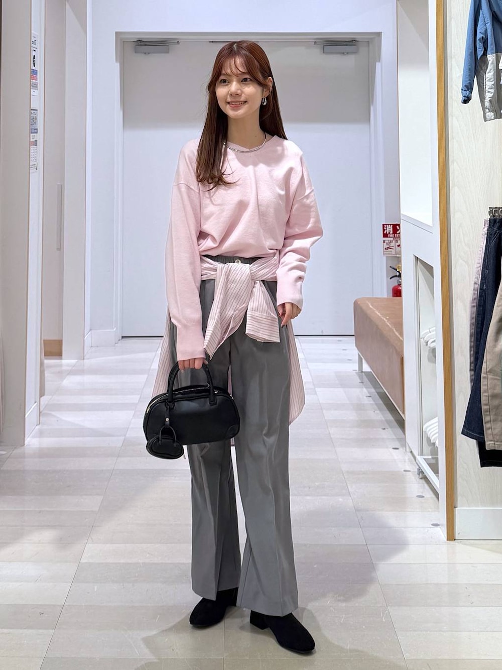 ピンク系のシャツ/ブラウス、グレー系のその他パンツ、ピンク系のニット/セーターを着用したレディースの冬コーディネートの1枚目の写真