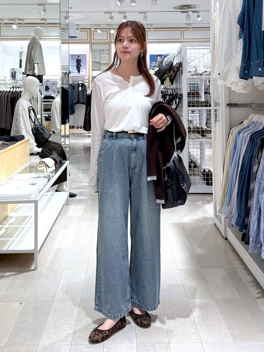 ホワイト系のTシャツ/カットソー、その他のバレエシューズ、ブラック系のボストンバッグを着用したレディースの秋コーディネートの1枚目の写真
