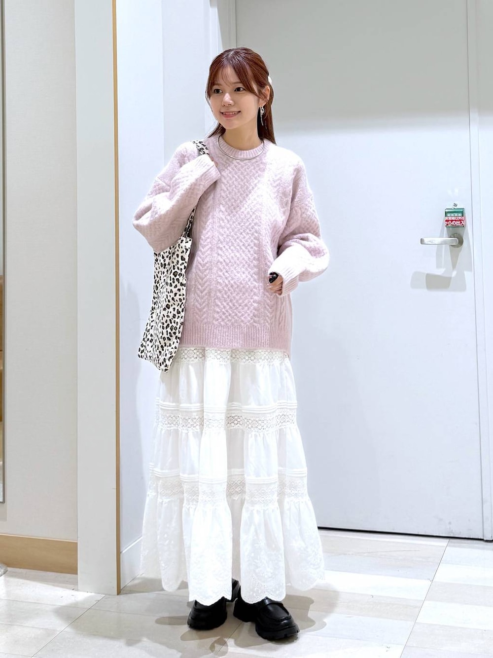 ブラック系のローファー、シルバー系のネックレスを着用したレディースの秋コーディネートの1枚目の写真