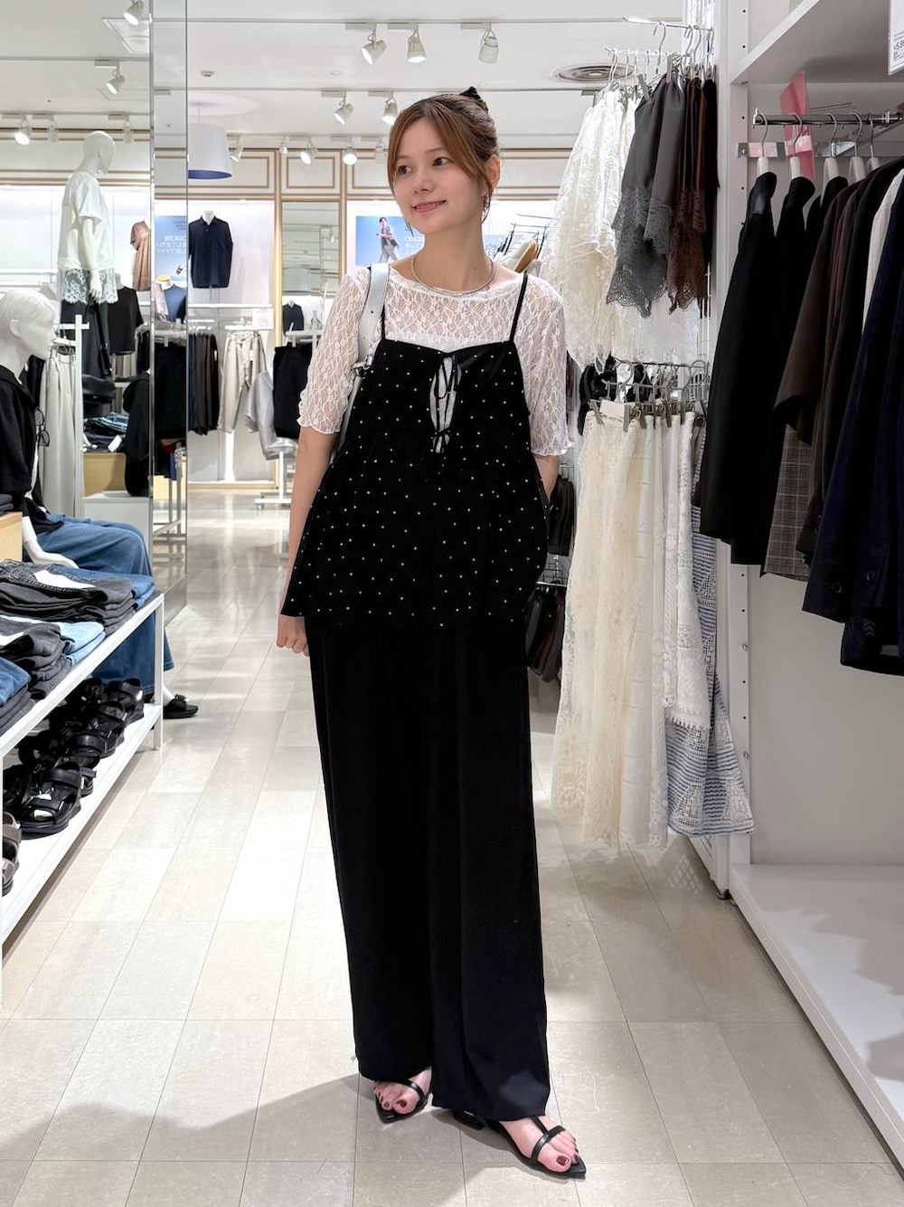 シルバー系のショルダーバッグ、ホワイト系のTシャツ/カットソー、ブラック系のその他パンツを着用したレディースの夏コーディネートの1枚目の写真
