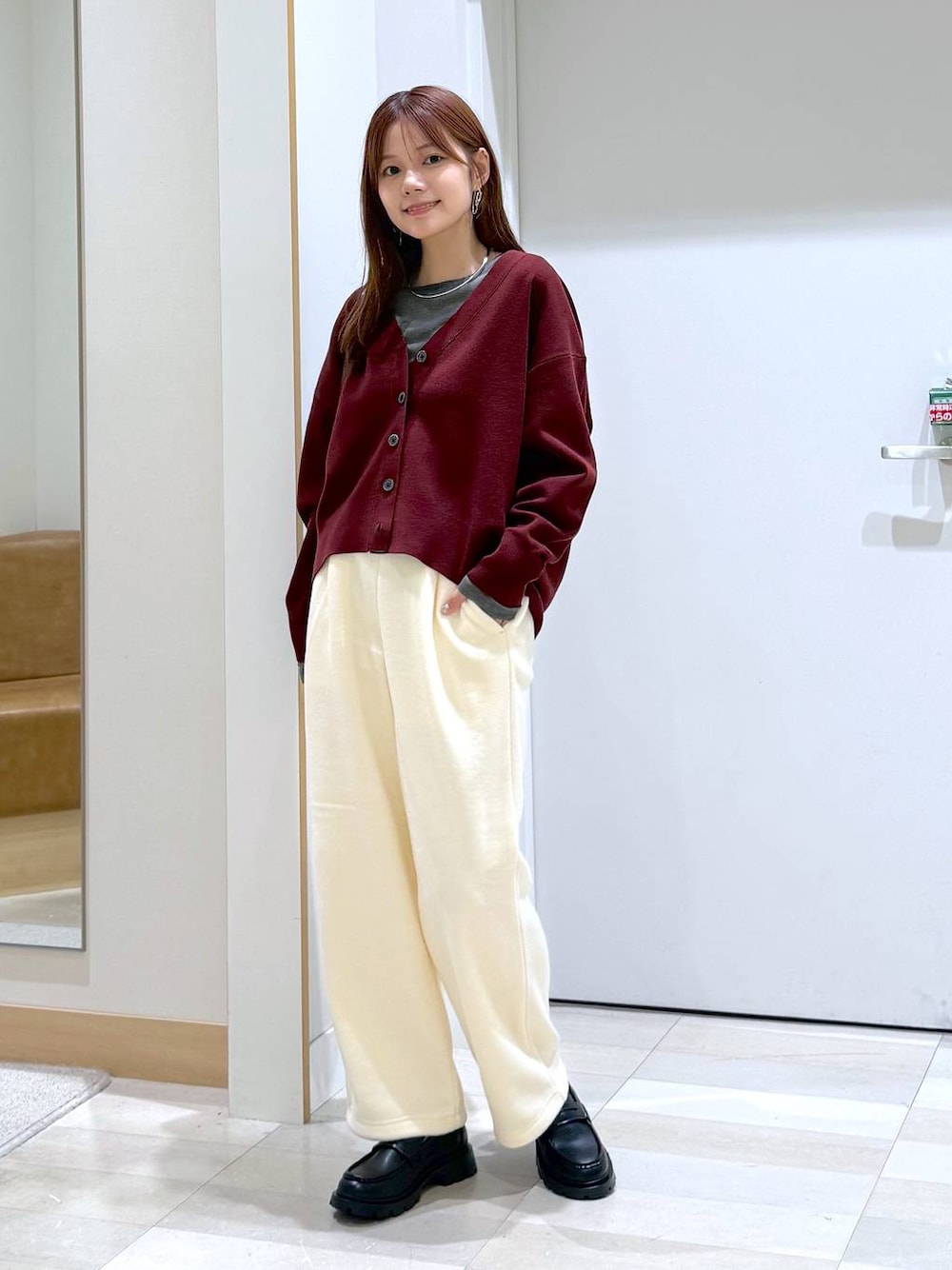 ブラック系のローファー、グレー系のTシャツ/カットソー、レッド系のカーディガン/ボレロを着用したレディースの秋コーディネートの1枚目の写真