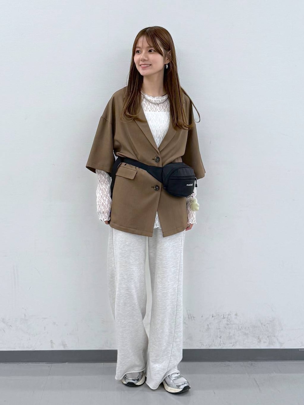 ホワイト系のスウェットパンツ、ホワイト系のその他トップス、シルバー系のネックレスを着用したレディースの春コーディネートの1枚目の写真