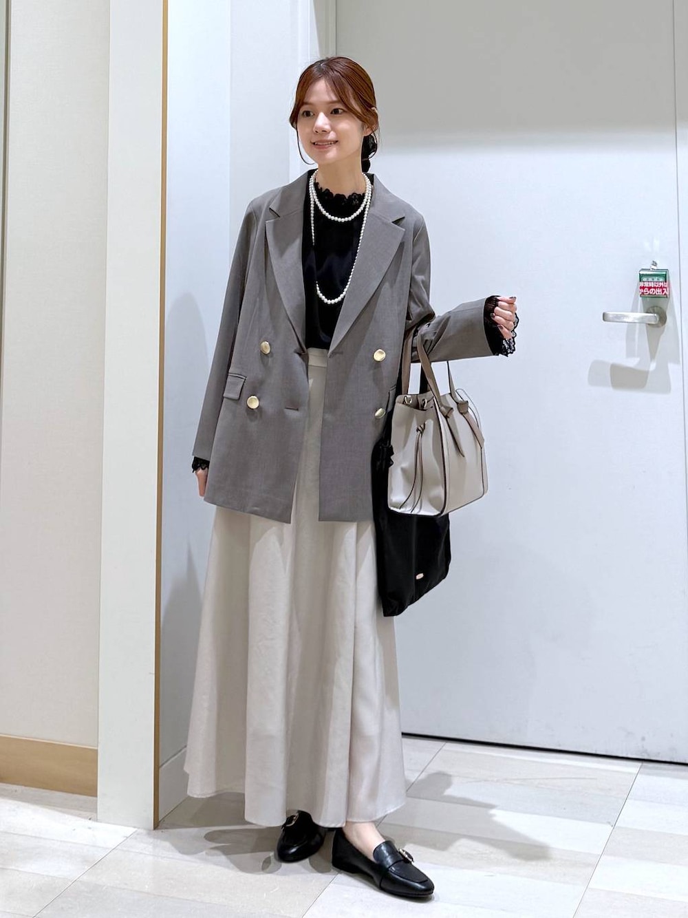 ブラック系のローファー、ホワイト系のショルダーバッグ、ブラック系のシャツ/ブラウスを着用したレディースの冬コーディネートの1枚目の写真