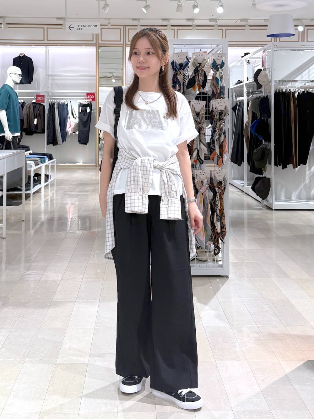 グレー系のシャツ/ブラウス、ブラック系のその他パンツ、ホワイト系のTシャツ/カットソーを着用したレディースの夏コーディネートの1枚目の写真