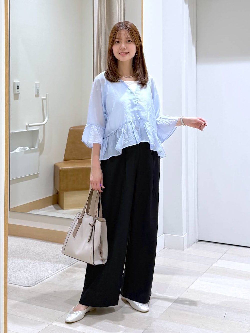 ベージュ系のパンプス、ホワイト系のショルダーバッグ、ホワイト系のタンクトップを着用したレディースの夏コーディネートの1枚目の写真
