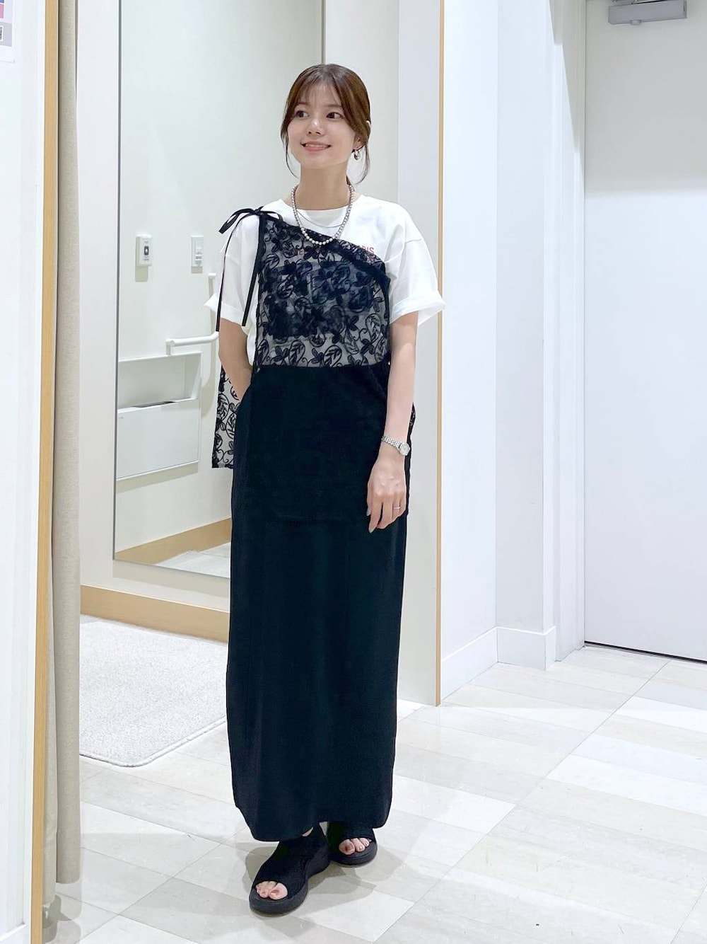 「体型カバー、低身長、カジュアル、ママコーデ、Tシャツ、夏コーデ、スカート、レイヤードスタイル、サンダル、ネックレス」｜「GLOBAL WORKのレースラップベルト/147075（その他小物、ブラック系）」を使った、きょんさん（レディース・155cm）の夏コーディネートの1枚目の写真