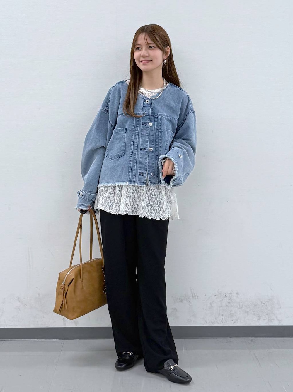 ブラック系のローファー、ブラウン系のボストンバッグ、ブラック系のその他パンツを着用したレディースの春コーディネートの1枚目の写真