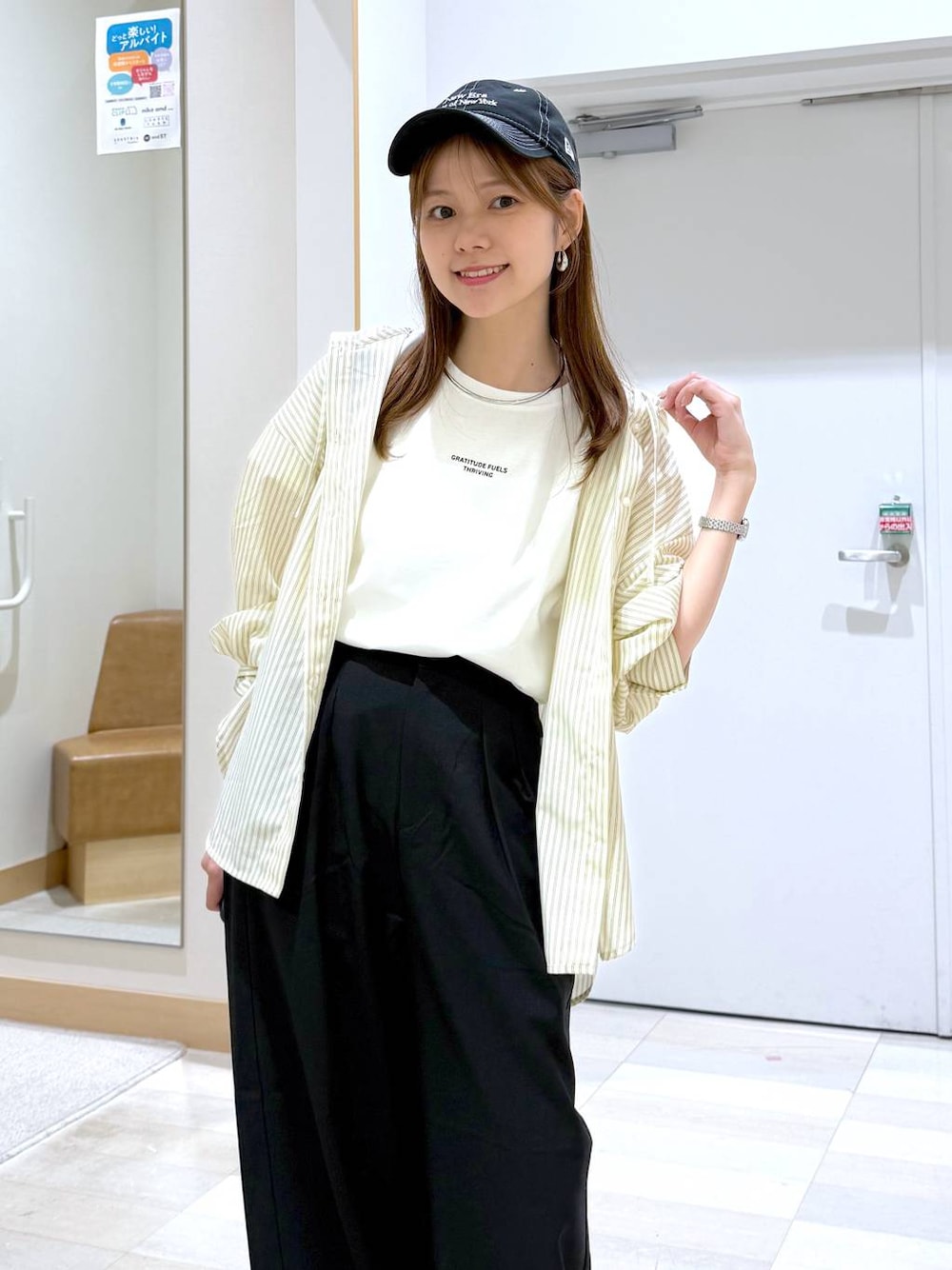 ブラック系のその他パンツ、ホワイト系のTシャツ/カットソー、ブラック系のスニーカーを着用したレディースの夏コーディネートの1枚目の写真