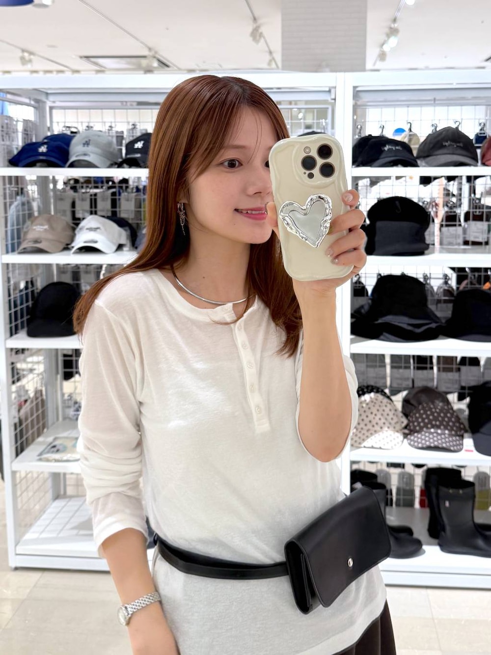 ホワイト系のTシャツ/カットソー、ブラック系のボディバッグ/ウエストポーチ、ブラウン系のその他パンツを着用したレディースの秋コーディネートの1枚目の写真