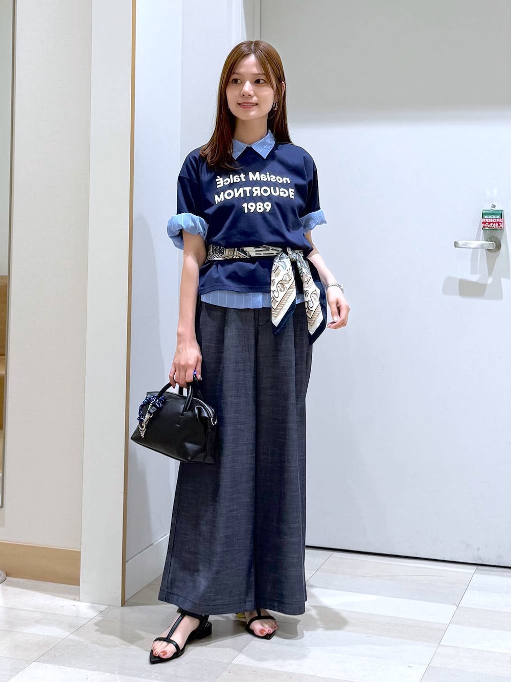 ブルー系のその他パンツ、ブルー系のシャツ/ブラウス、ブルー系のTシャツ/カットソーを着用したレディースの夏コーディネートの1枚目の写真