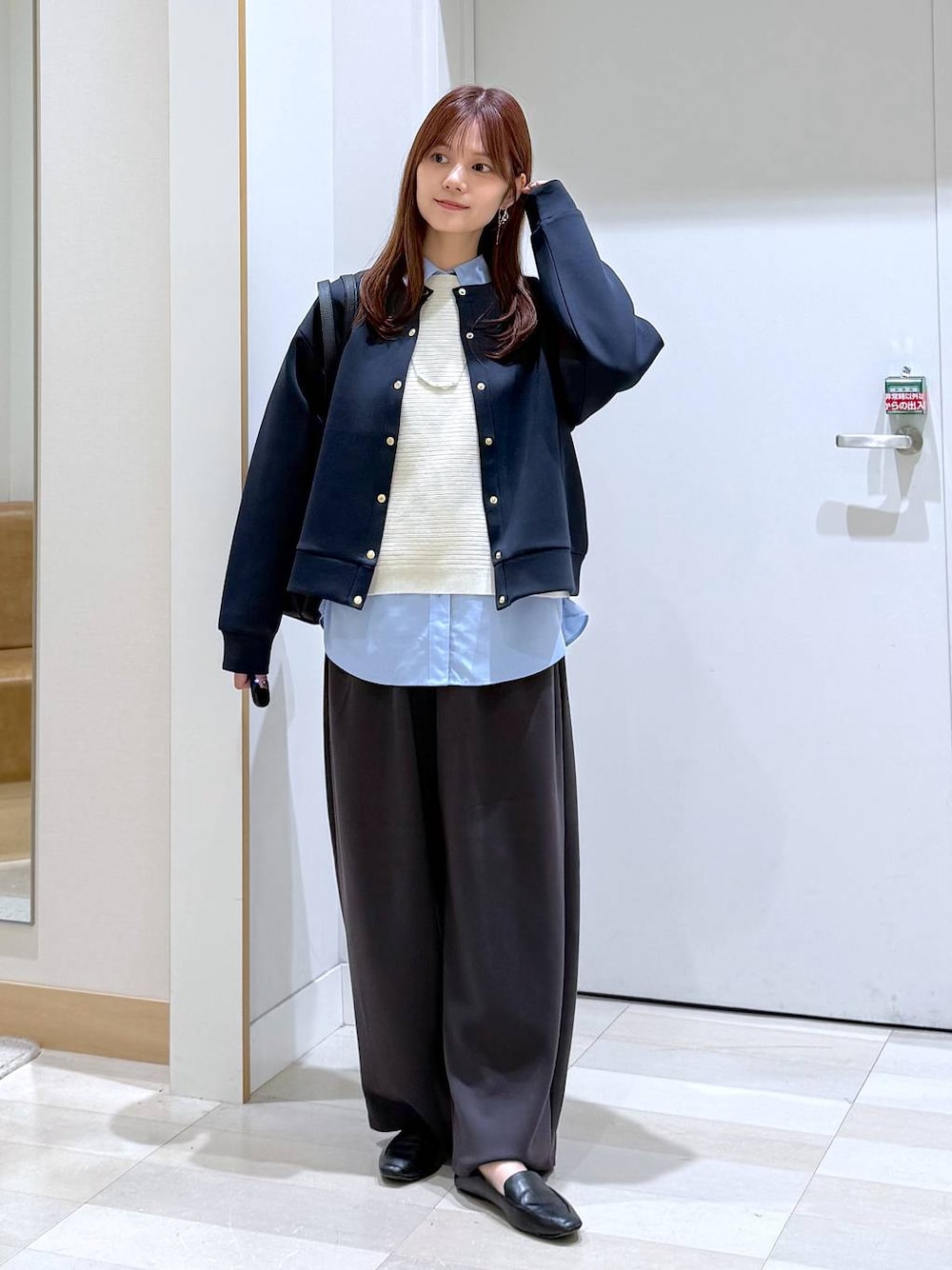 ブルー系のカーディガン/ボレロ、ブラック系のトートバッグ、ブラック系のその他シューズを着用したレディースの秋コーディネートの1枚目の写真