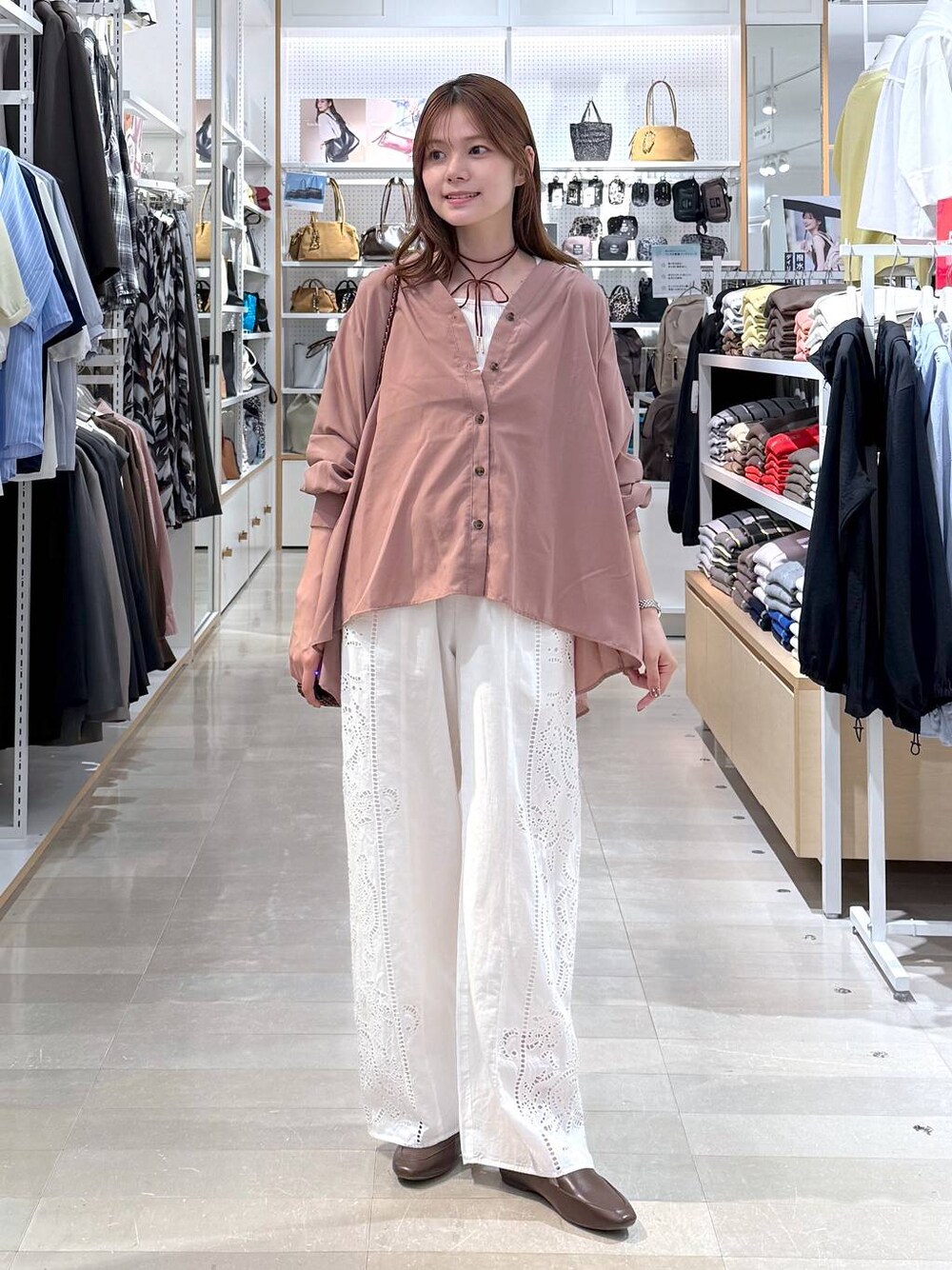 ブラウン系のその他シューズ、ホワイト系のその他パンツ、ホワイト系のタンクトップを着用したレディースの春コーディネートの1枚目の写真