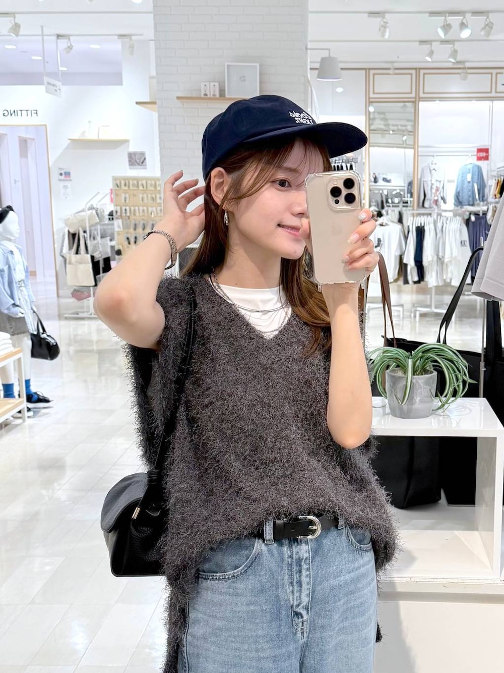 ブルー系のデニムパンツ、ホワイト系のTシャツ/カットソー、ブラック系のショルダーバッグを着用したレディースの秋コーディネートの1枚目の写真