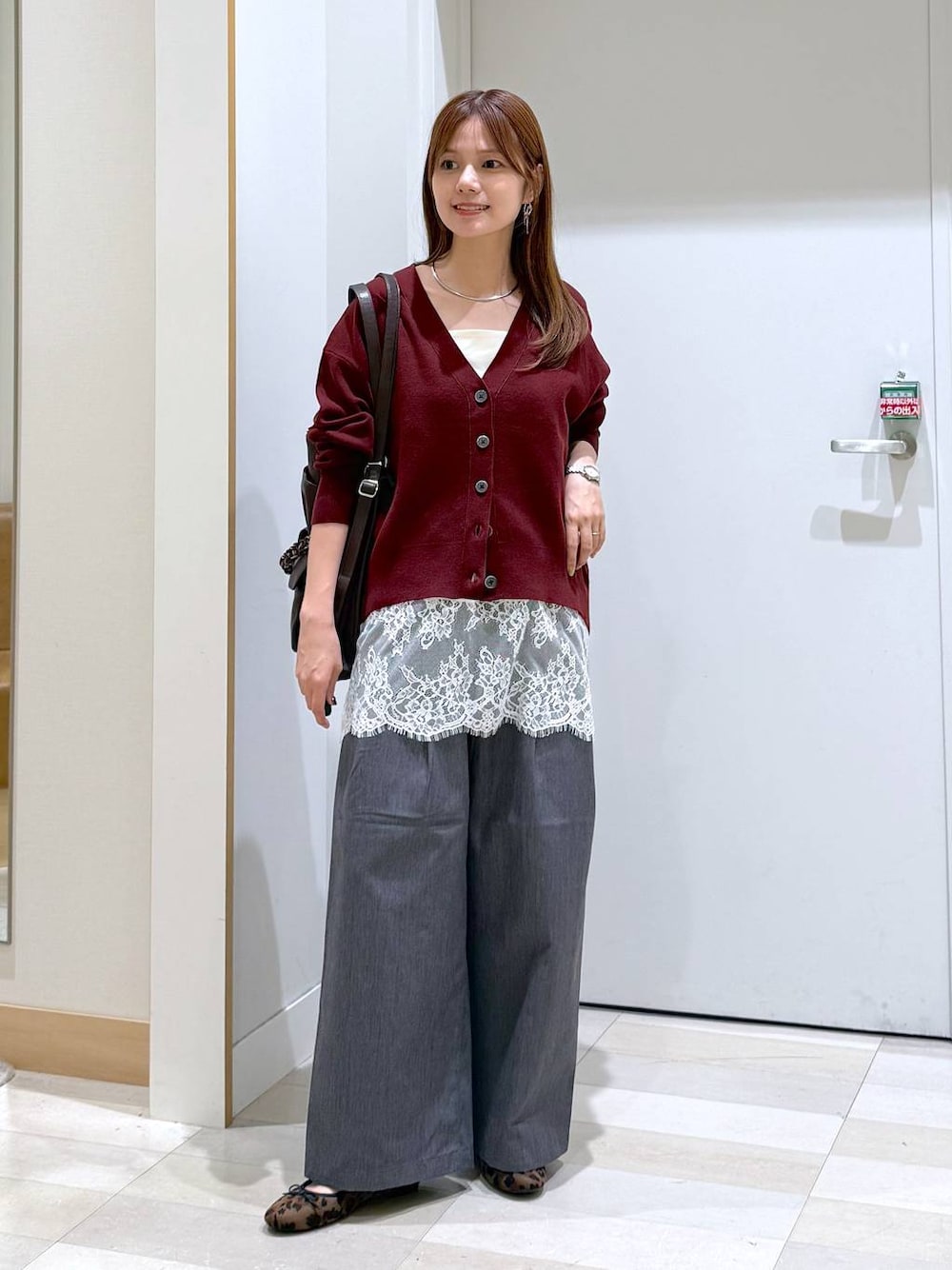 その他のバレエシューズ、ホワイト系のキャミソール、レッド系のカーディガン/ボレロを着用したレディースの秋コーディネートの1枚目の写真