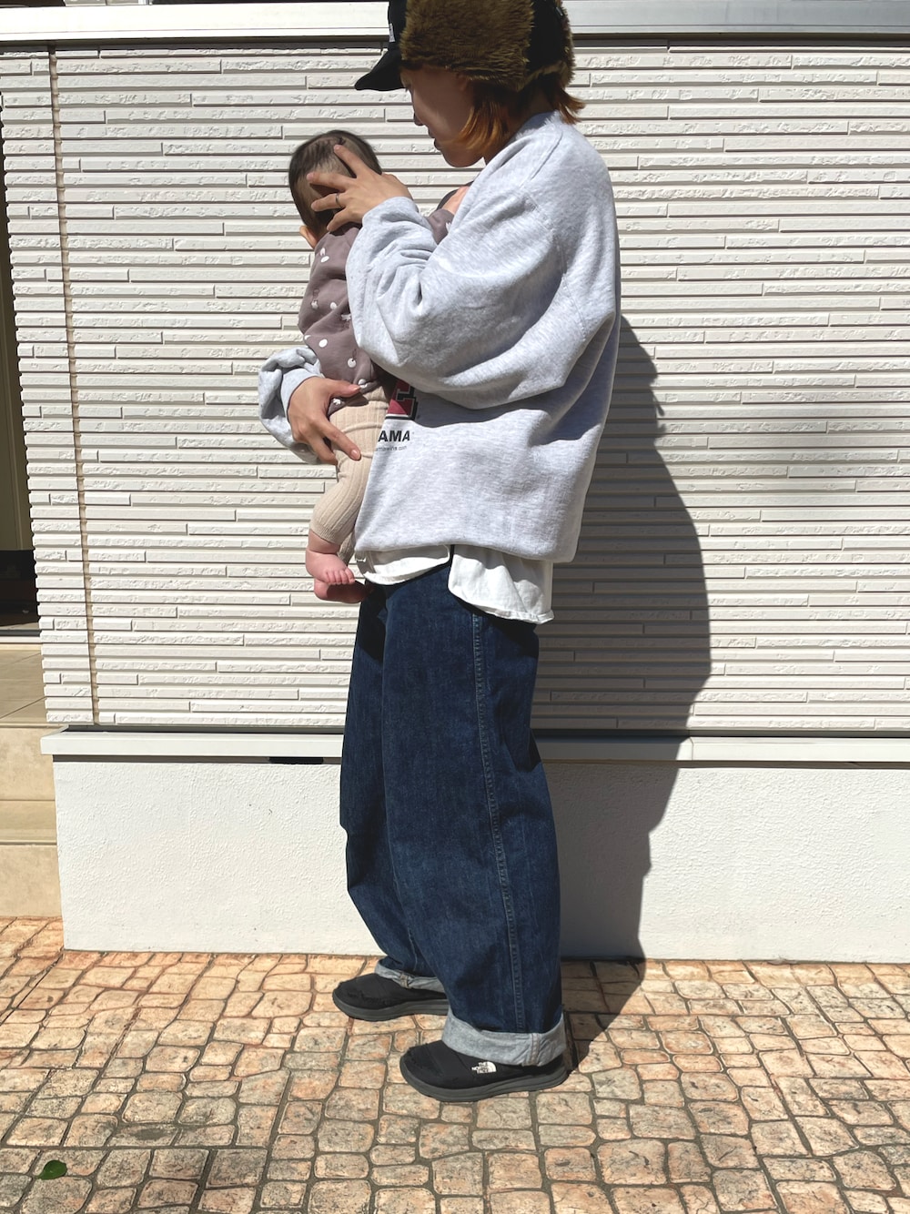「予防接種、生後4ヶ月、ママコーデ、UNIQLO、THE NORTH FACE、フロンティアキャップ、フライトキャップ」｜「UNIQLOのワイドフィットカーブジーンズ（デニムパンツ、ブルー系）」を使った、むーーーーらさん（レディース・153cm）の冬コーディネートの1枚目の写真