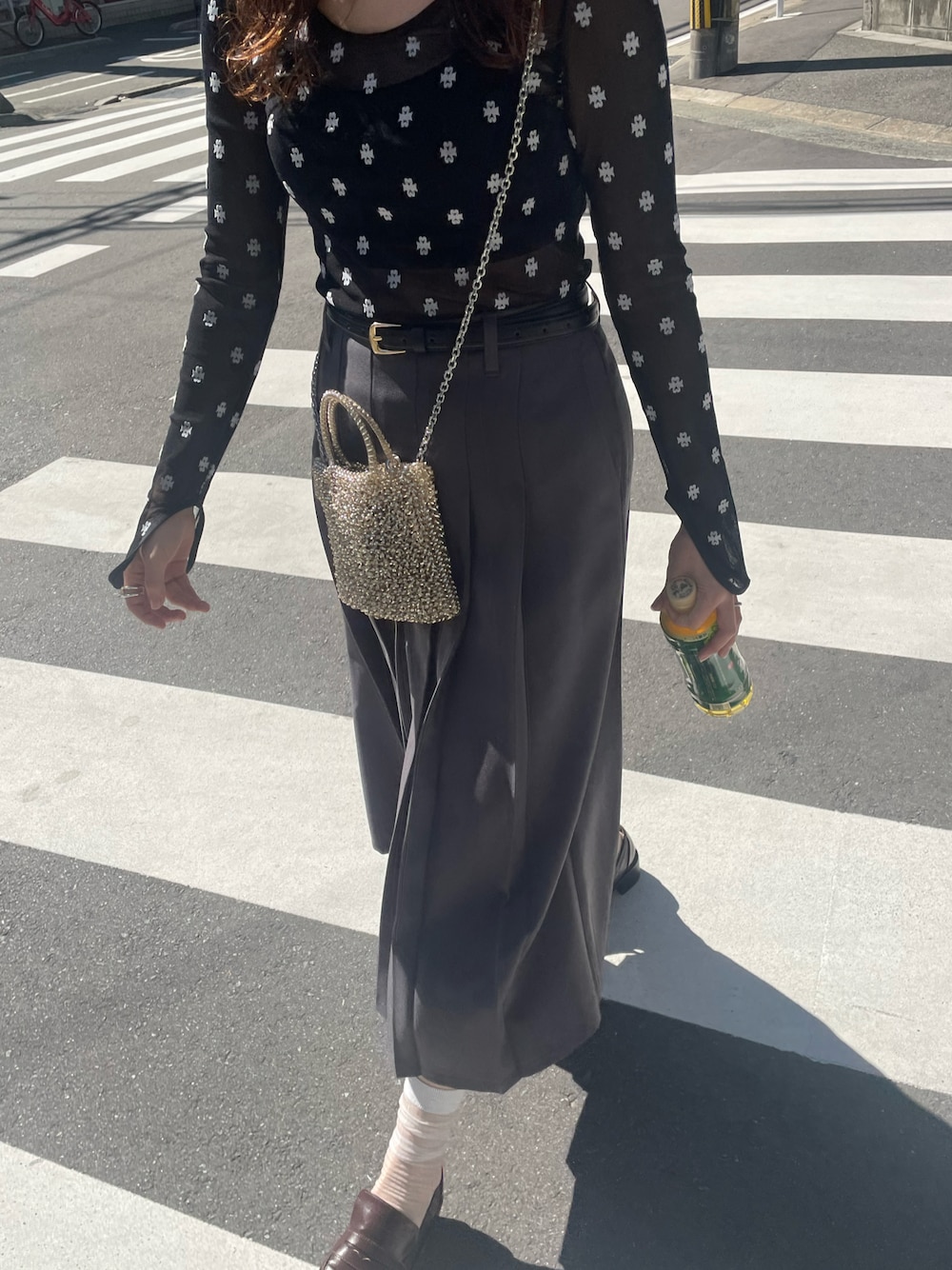 「秋っぽコーデ更新中、秋、休日スタイル、お出かけコーデ、ミニバッグ、プリーツスカート、秋のコーデ、ローファー、アンテプリマ」｜「SORINのSWAN LAKE U-NECK TOP（Tシャツ/カットソー、ブラック系）」を使った、yu.さん（レディース・159cm）の秋コーディネートの1枚目の写真