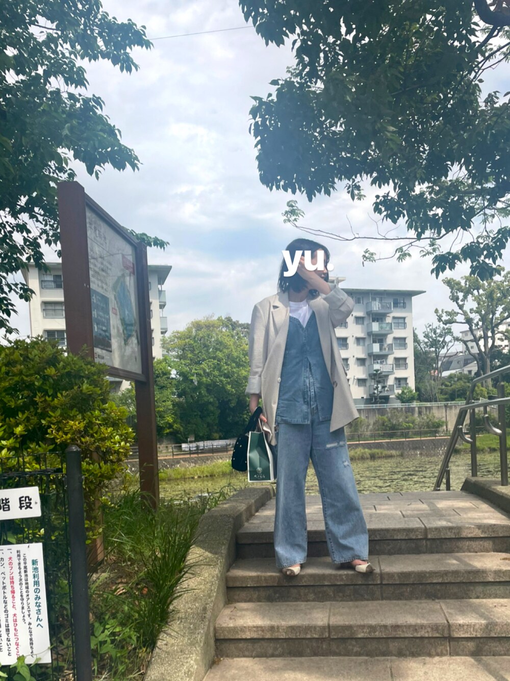 「オトナカジュアル、デニムオンデニム、デニムビスチェ、デニム、ジャケット、パンツスタイル、白Tシャツ、今日のコーデ」｜「Ungridのデニムデザインキャミ（キャミソール、ブルー系）」を使った、yu.さん（レディース・159cm）の春コーディネートの1枚目の写真