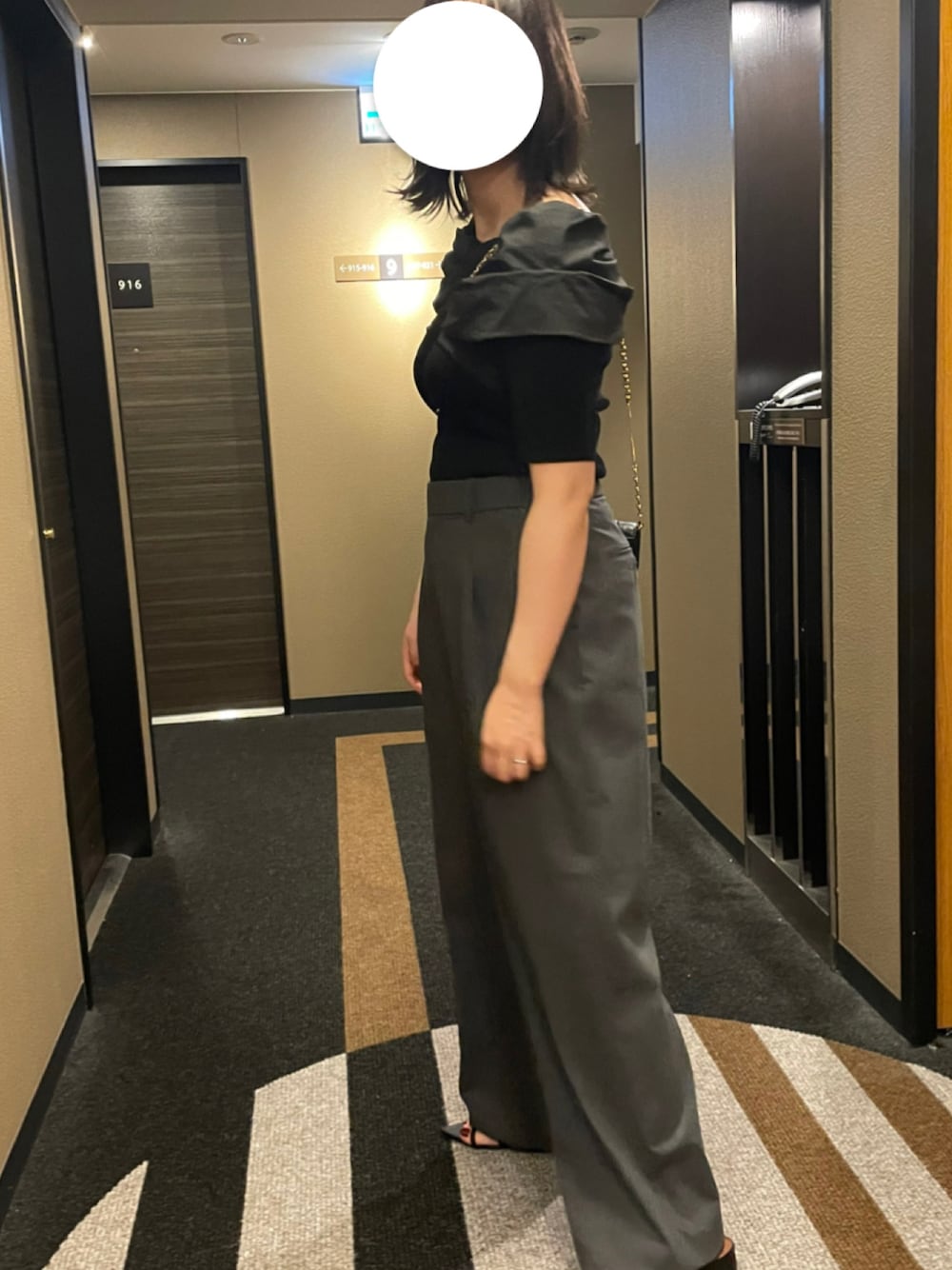 「オトナカジュアル、きれいめカジュアル、オトナ女子、サンダル、UNIQLO、オフショル、ワントーンコーデ、下半身デブ」｜「FRAY I.Dの２ｗａｙオフショルコンビニット（ニット/セーター、ブラック系）」を使った、yu.さん（レディース・159cm）の夏コーディネートの1枚目の写真