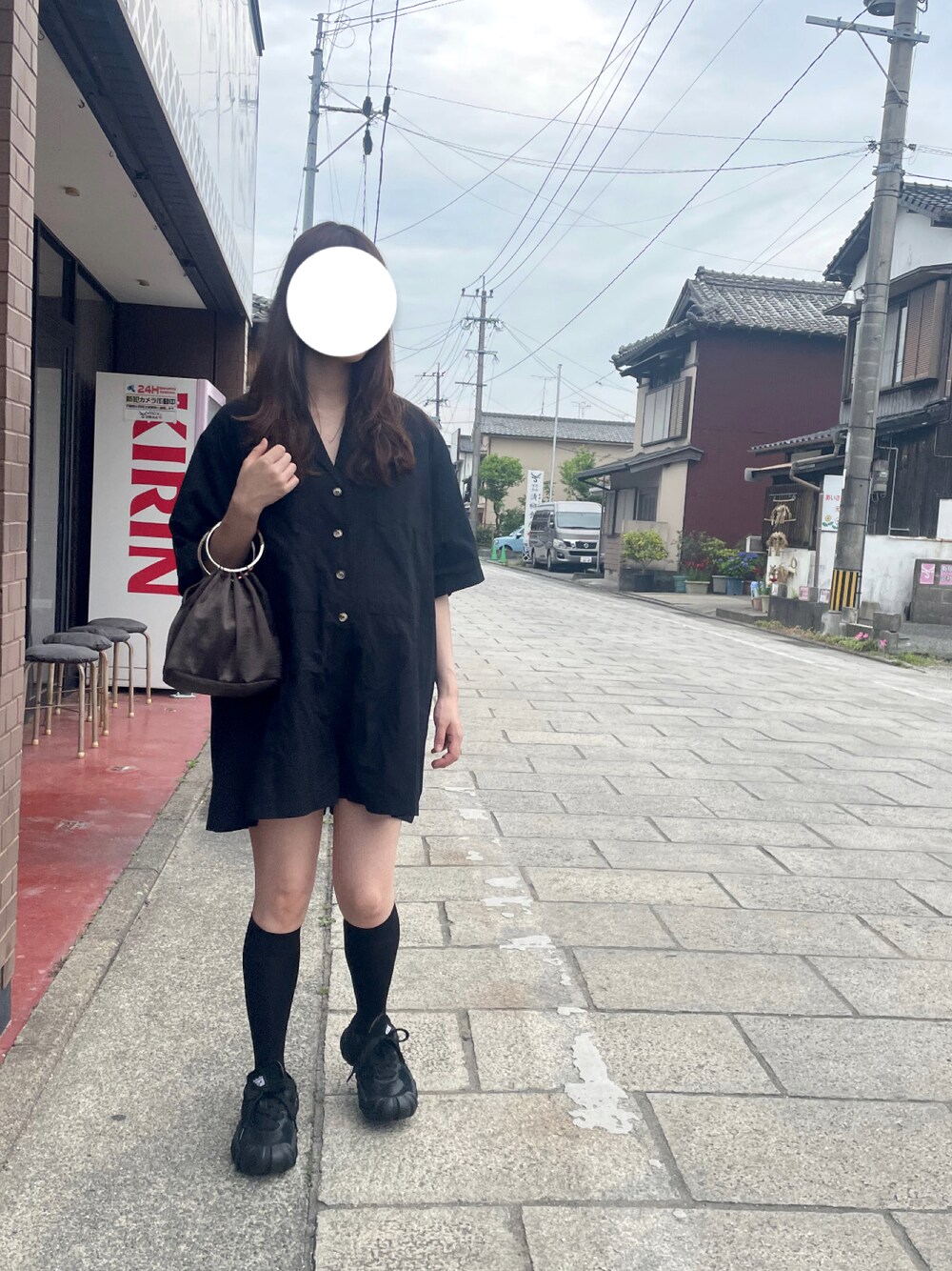 「オールインワン、オールブラック、マタニティ、妊婦、Onitsuka Tiger、オトナ女子、ブラック、夏」｜「Onitsuka TigerのDENTIGRE LS / デンティグレ エルエス（スニーカー、ブラック系）」を使った、yu.さん（レディース・159cm）の夏コーディネートの1枚目の写真