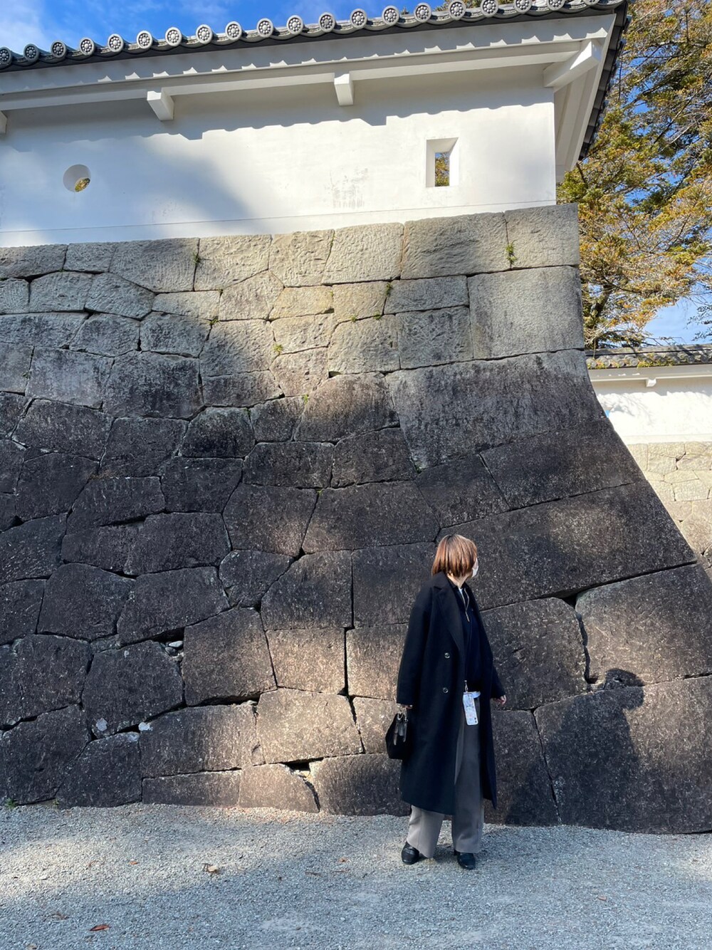 「休日コーデ、今日のコーデ、秋冬コーデ、大人女子、ラクチンコーデ、冬アウター、ブーツ、ロングコート、ハーフジップスウェット」｜「LIANのスリットロングチェスターコート（チェスターコート、ブラック系）」を使った、yu.さん（レディース・159cm）の冬コーディネートの1枚目の写真