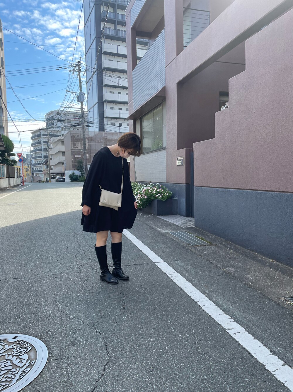 「秋のコーデ、休日スタイル、オトナ女子、大人ガーリー、モノトーンコーデ」｜「EFOLEの【EFOLE】 フェイクレザー ２way パデット ミニショルダーバッグ（ショルダーバッグ、ホワイト系）」を使った、yu.さん（レディース・159cm）の秋コーディネートの1枚目の写真