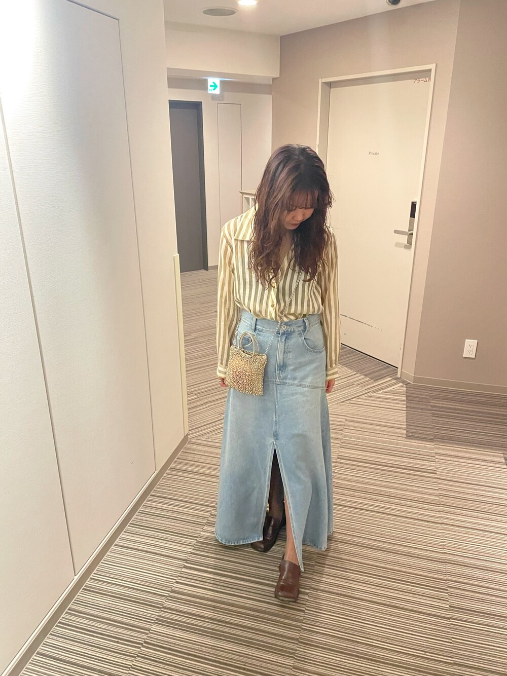 「デニム、秋コーデ、デニムスカート、オトナ女子、今日のコーデ、おでかけコーデ、旅行、秋服、ストライプシャツ」｜「Didot.showroomのスクエアヒールローファー（ローファー、ブラウン系）」を使った、yu.さん（レディース・159cm）の秋コーディネートの1枚目の写真
