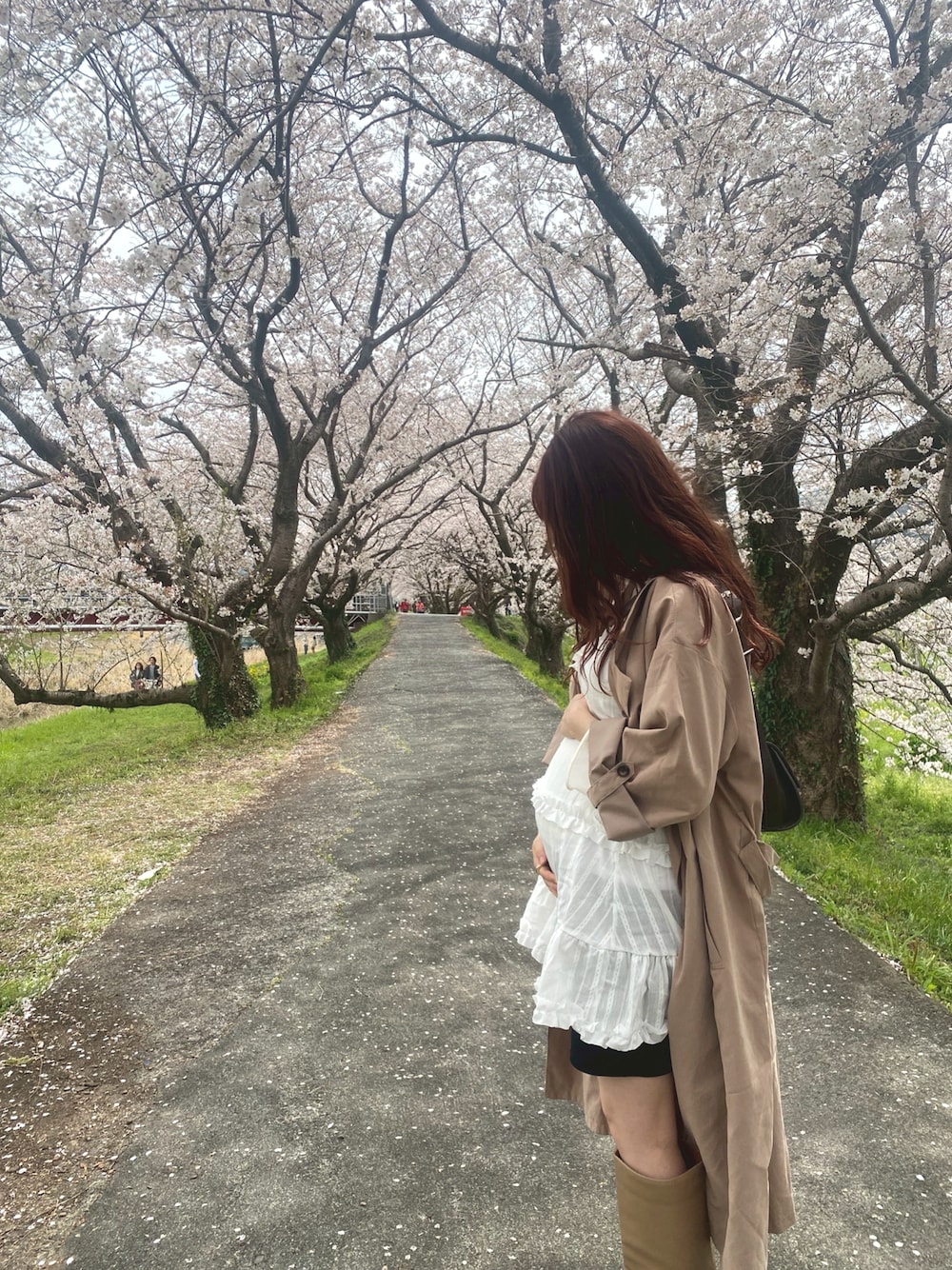 「お出かけコーデ、オトナカワイイ、大人女子、春服コーデ、ロングブーツ、バイカーパンツ、ショートパンツ」｜「Jewelobeのフリル×コットンストライプビスチェディテールキャミチュニック（キャミソール、ホワイト系）」を使った、yu.さん（レディース・159cm）の春コーディネートの1枚目の写真