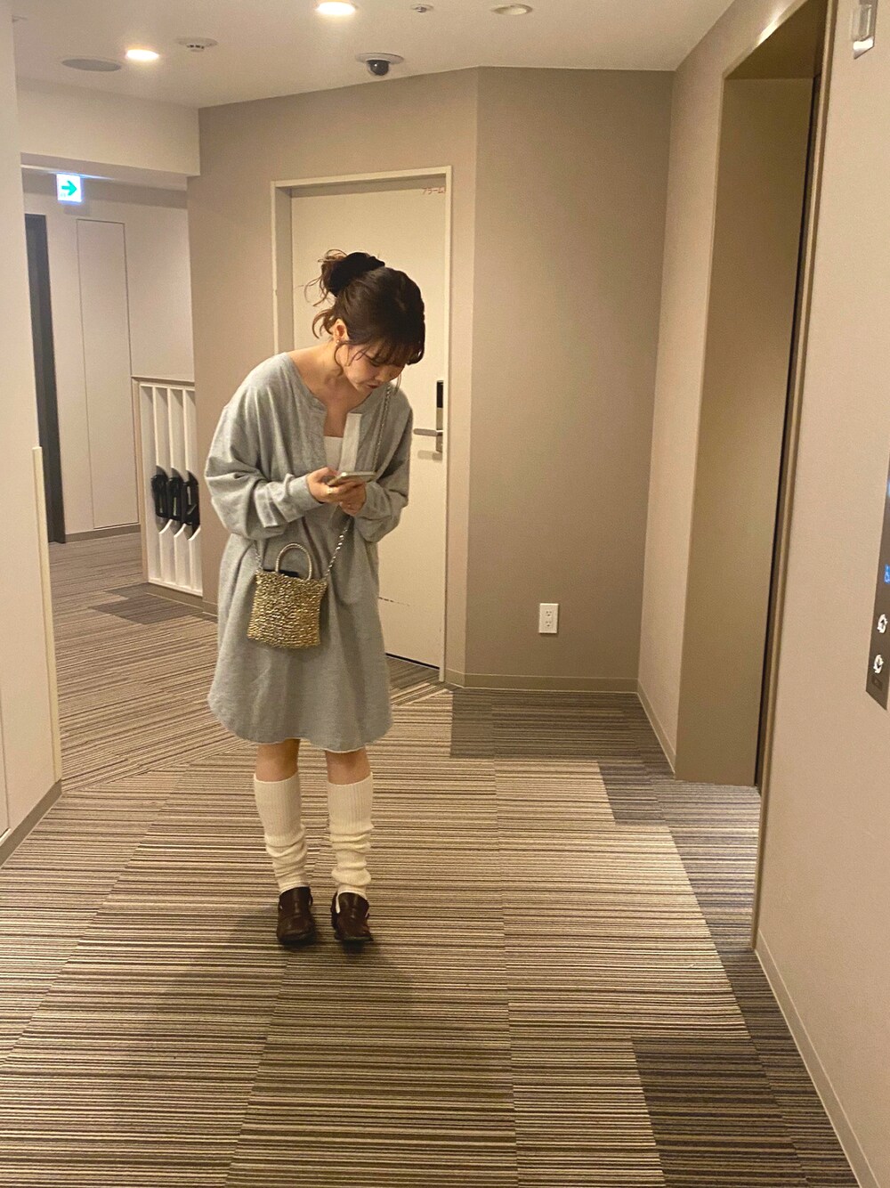 「秋コーデ、今日のコーデ、大人可愛い、オトナ女子、おでかけコーデ、旅行、ローファー、スウェット、ルーズソックス、おだんごヘアー」｜「ADAM ET ROPE'のキーネックロンTワンピース（ワンピース、グレー系）」を使った、yu.さん（レディース・159cm）の秋コーディネートの1枚目の写真
