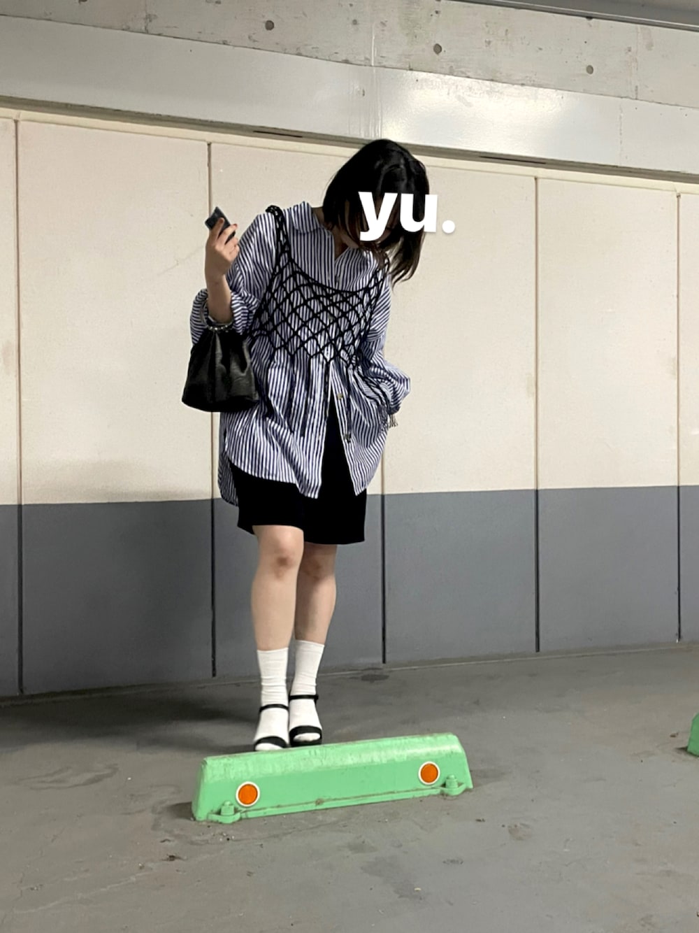 「大人カジュアル、サンダル、レイヤードスタイル、シャツ、ビスチェ、ハーフパンツ、お出かけコーデ、ゆるコーデ」｜「EFOLEのサテン リング ギャザー ミニバッグ（ハンドバッグ、グレー系）」を使った、yu.さん（レディース・159cm）の春コーディネートの1枚目の写真