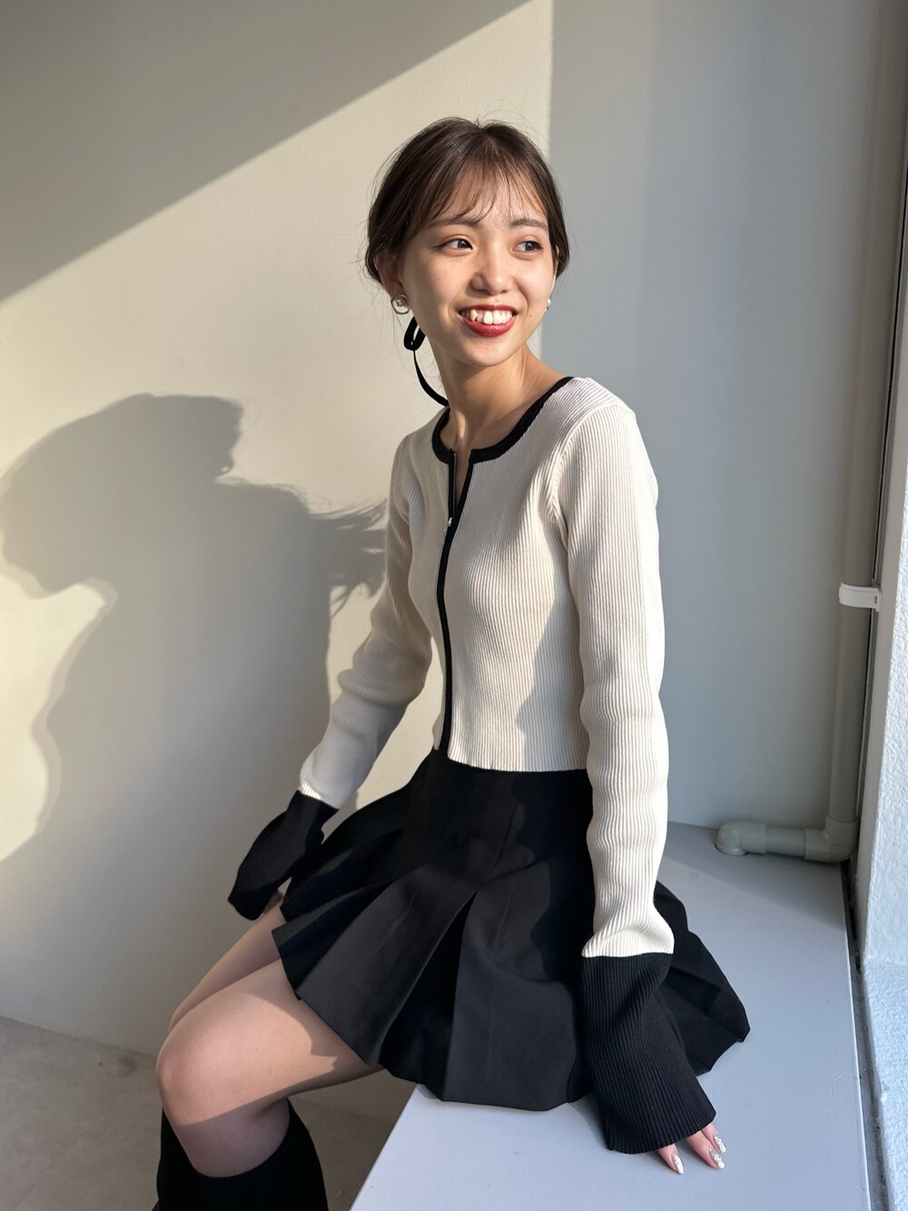「配色、配色ニット、ジップアップ、ジップアップニット、ジップニット、プリーツスカート、モノトーンコーデ、モノトーン、秋コーデ、低身長」｜「Chicoの配色切替2WAYジップカーディガン（ニット/セーター、ホワイト系）」を使った、yuikaさん（レディース・152cm）の秋コーディネートの1枚目の写真