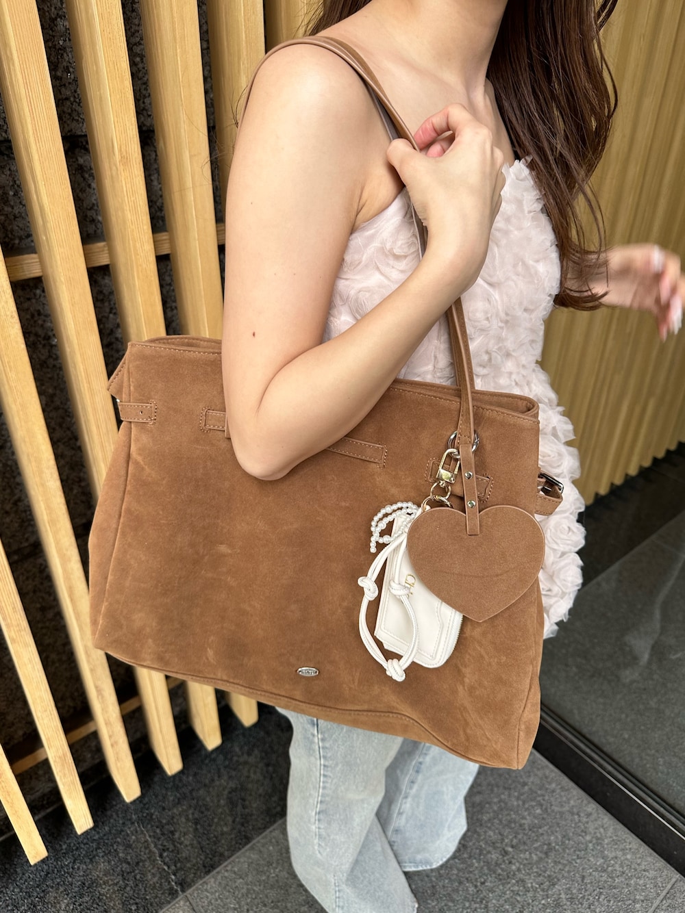 「ChicoのベルトデザインBIGトートバッグ（トートバッグ、ブラウン系）」を使った、yuikaさん（レディース・154cm）の春コーディネートの1枚目の写真