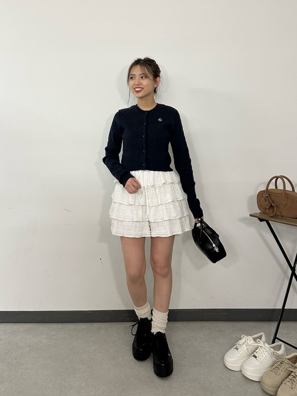 「ケーブルニット、サマーニット、カーディガン、カーディガンコーデ、アンサンブル、アンサンブルニット、レース、レースパンツ、ティアード」｜「Chicoのレースティアードショートパンツ（その他パンツ、ホワイト系）」を使った、yuikaさん（レディース・154cm）の春コーディネートの1枚目の写真