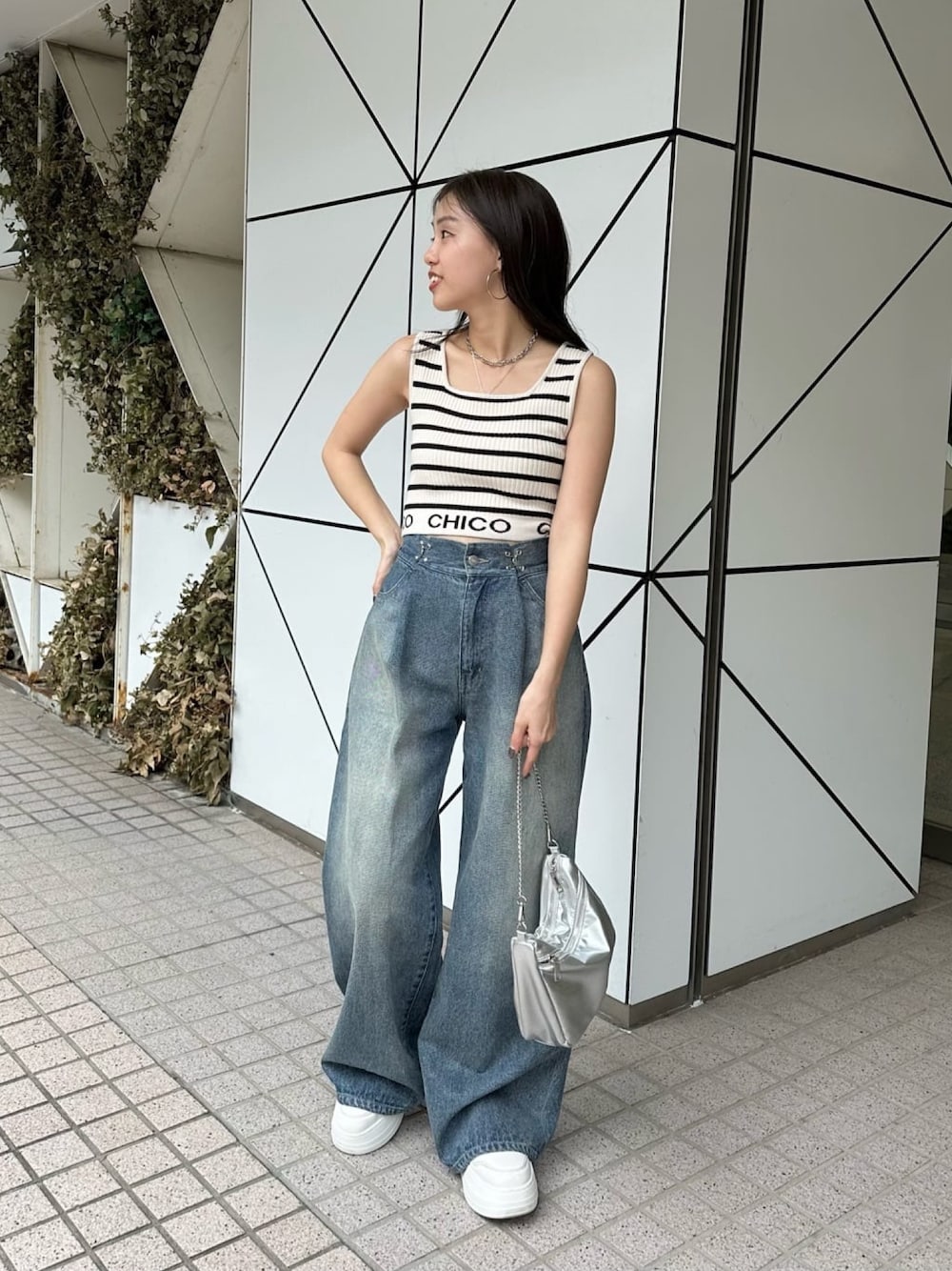 「Chicoの【3サイズ展開/セットアップ対応】ハートプリントボックスワイドデニムパンツ（デニムパンツ、ブルー系）」を使った、yuikaさん（レディース・154cm）の春コーディネートの1枚目の写真
