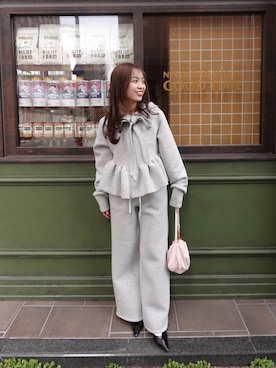 「Chico（チコ）の【SALON by Chico/セットアップ対応】太リボンペプラムジップスウェット（Tシャツ/カットソー、グレー系）」を使った、yuikaさん（レディース・154cm）の春コーディネート