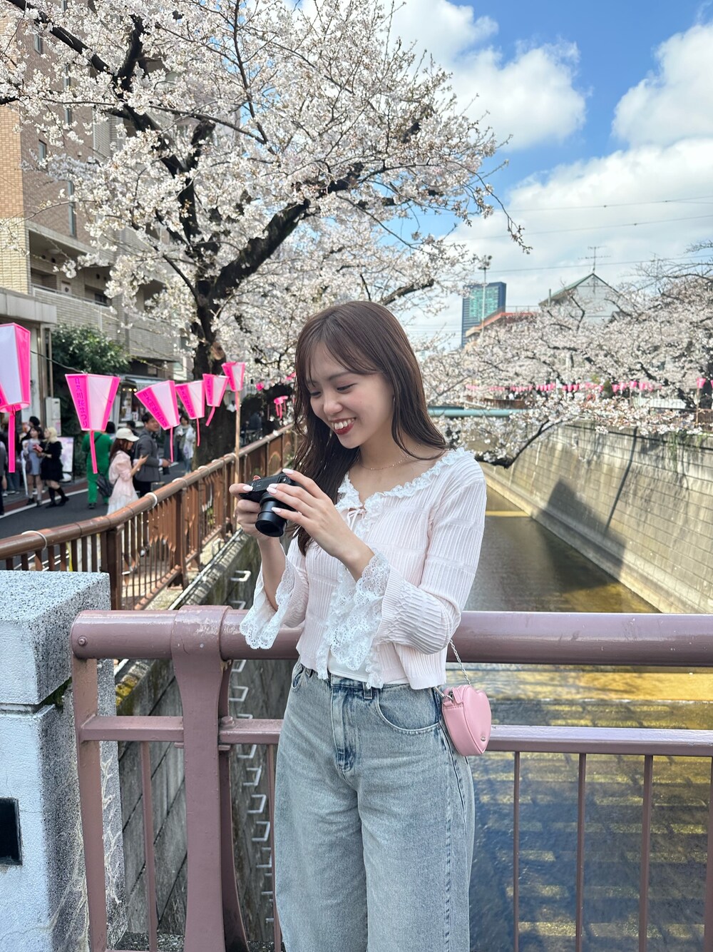 「お花見コーデ、お花見、ピンク、ピンクコーデ、カーディガン、レーストップス、デニムコーデ」｜「Chicoの【7分袖】レースドッキングリブニットカーディガン（カーディガン/ボレロ、ピンク系）」を使った、yuikaさん（レディース・154cm）の春コーディネートの1枚目の写真