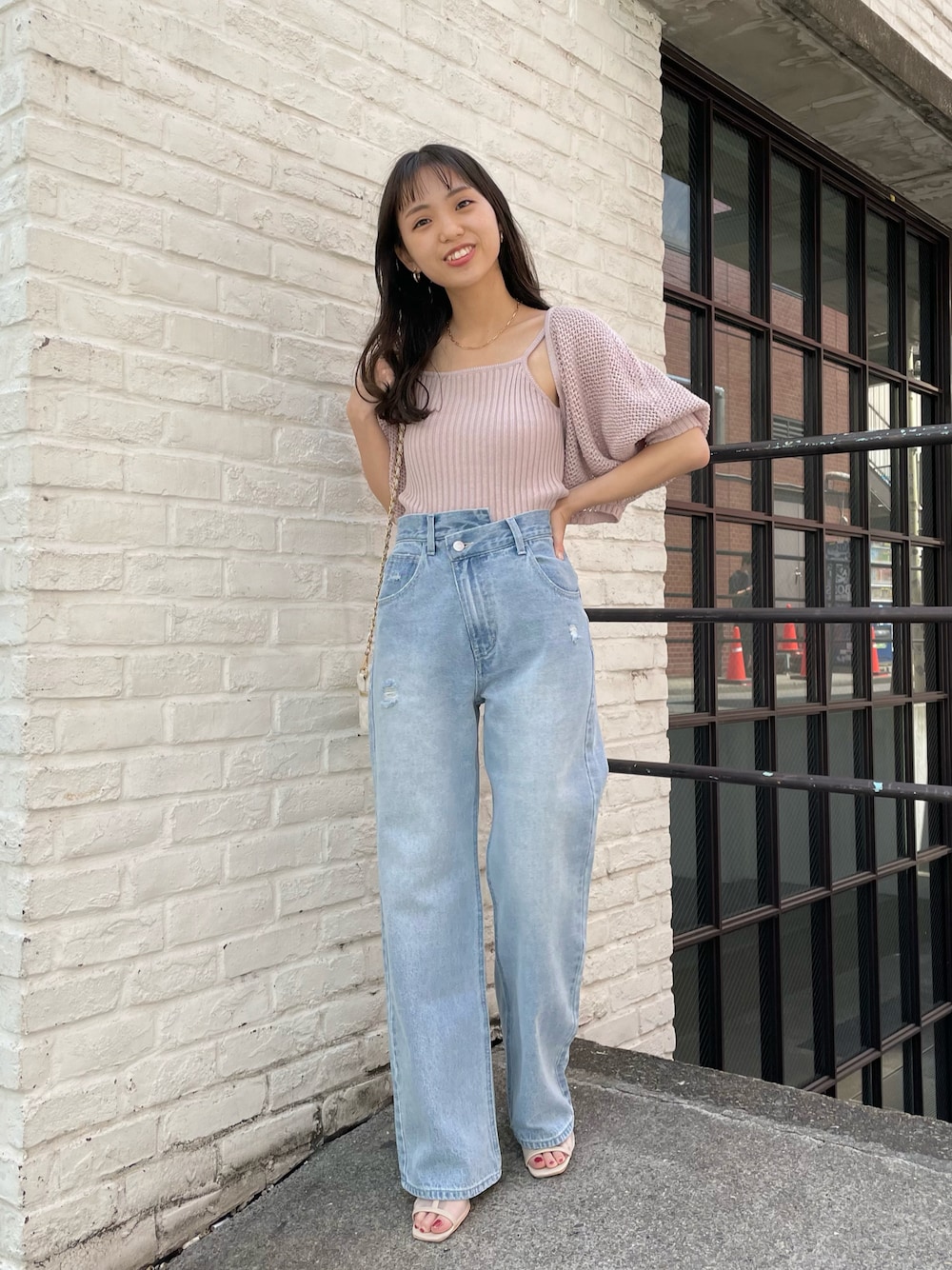 「春コーデ、カジュアルコーデ、デニムパンツ、デニム、デニムコーデ、ダメージデニムパンツ、ダメージデニム、メッシュ、メッシュニット、ボレロ、カーディガン、ハイウエスト、ワイドパンツ」｜「Chicoのアシメフロントワイドデニムパンツ（デニムパンツ、ブルー系）」を使った、yuikaさん（レディース・152cm）の春コーディネートの1枚目の写真