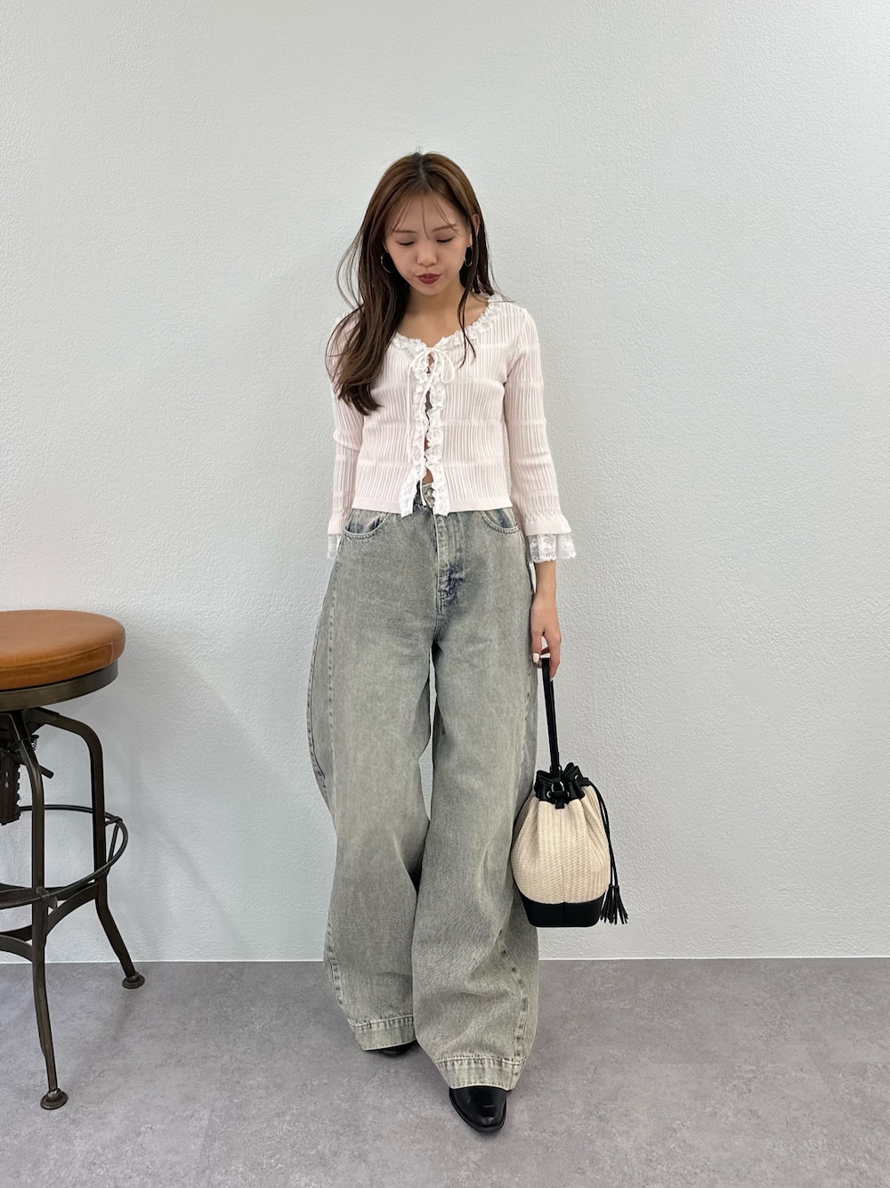 「カーディガン、レース、デニム、デニムパンツ、デニムコーデ」｜「Chicoの【3サイズ展開】ルーズワイドデニム（デニムパンツ、ブルー系）」を使った、yuikaさん（レディース・154cm）の春コーディネートの1枚目の写真