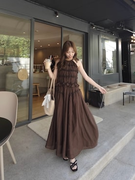 「Chico（チコ）の【SALON  by Chico】ホルターはさみレースロングワンピース（ワンピース、ブラウン系）」を使った、yuikaさん（レディース・154cm）の夏コーディネート