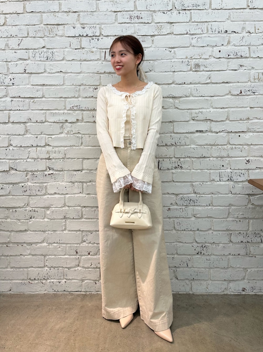 「ワントーン、ワントーンコーデ、ベージュコーデ、ホワイトコーデ、カジュアル、レース」｜「Chicoの【3サイズ展開】ルーズワイドデニム（デニムパンツ、ベージュ系）」を使った、yuikaさん（レディース・154cm）の春コーディネートの1枚目の写真