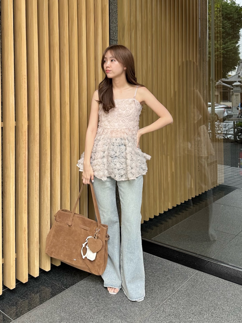 「Chicoの【SALON by Chico】ローズチュールペプラムブラウス（シャツ/ブラウス、ピンク系）」を使った、yuikaさん（レディース・154cm）の春コーディネートの1枚目の写真