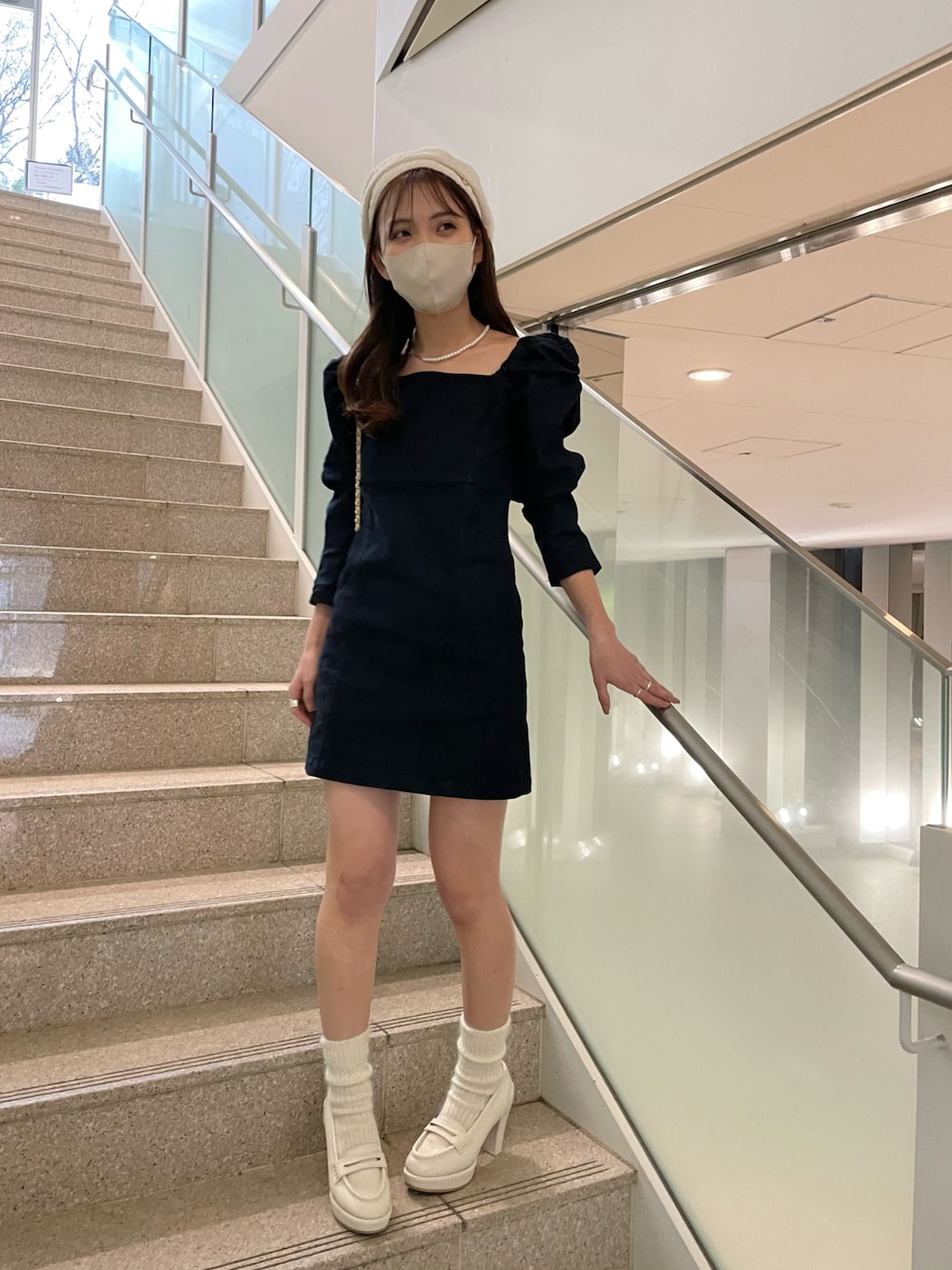 「休日コーデ、デート、デートコーデ、春服コーデ、ミニワンピ、デニム、デニムワンピース、ベレー帽、ローファー、ローファー×靴下、ほめられ本命コーデ」｜「Chicoの【2023SS】パワショルデニムミニワンピース（ワンピース、ブルー系）」を使った、yuikaさん（レディース・152cm）の冬コーディネートの1枚目の写真
