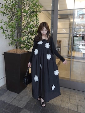 「Chico（チコ）の【SALON  by Chico】3Dフラワージャガードキャミワンピース（ワンピース、ブラック系）」を使った、yuikaさん（レディース・154cm）の夏コーディネート