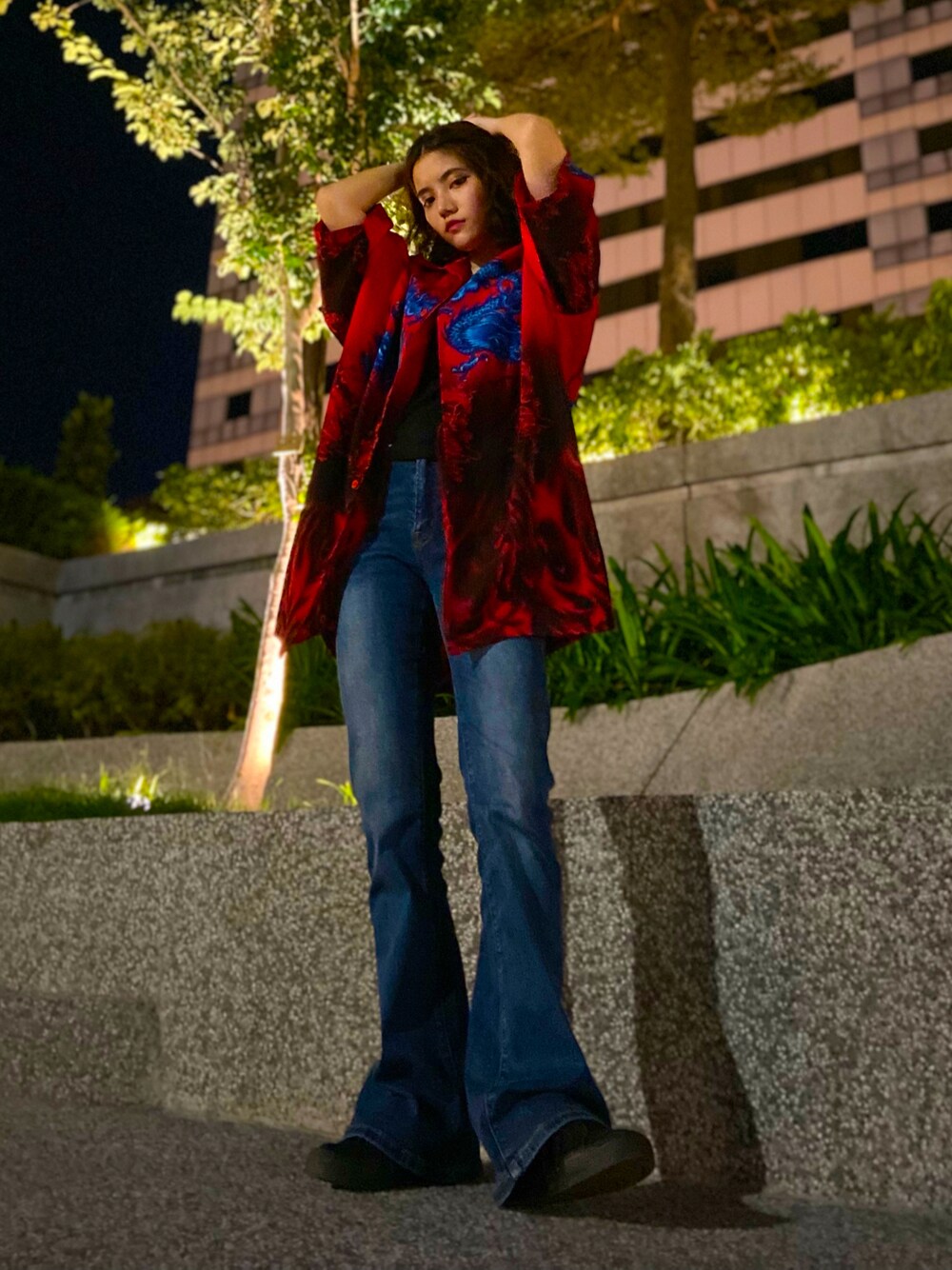 「ootd、夏、龍柄、ブーツカットパンツ、ドラゴンボール、converse、ジーンズ、oversize」｜「VINTAGEのアイテム（シャツ/ブラウス、レッド系）」を使った、zさん（レディース・152cm）の秋コーディネートの1枚目の写真