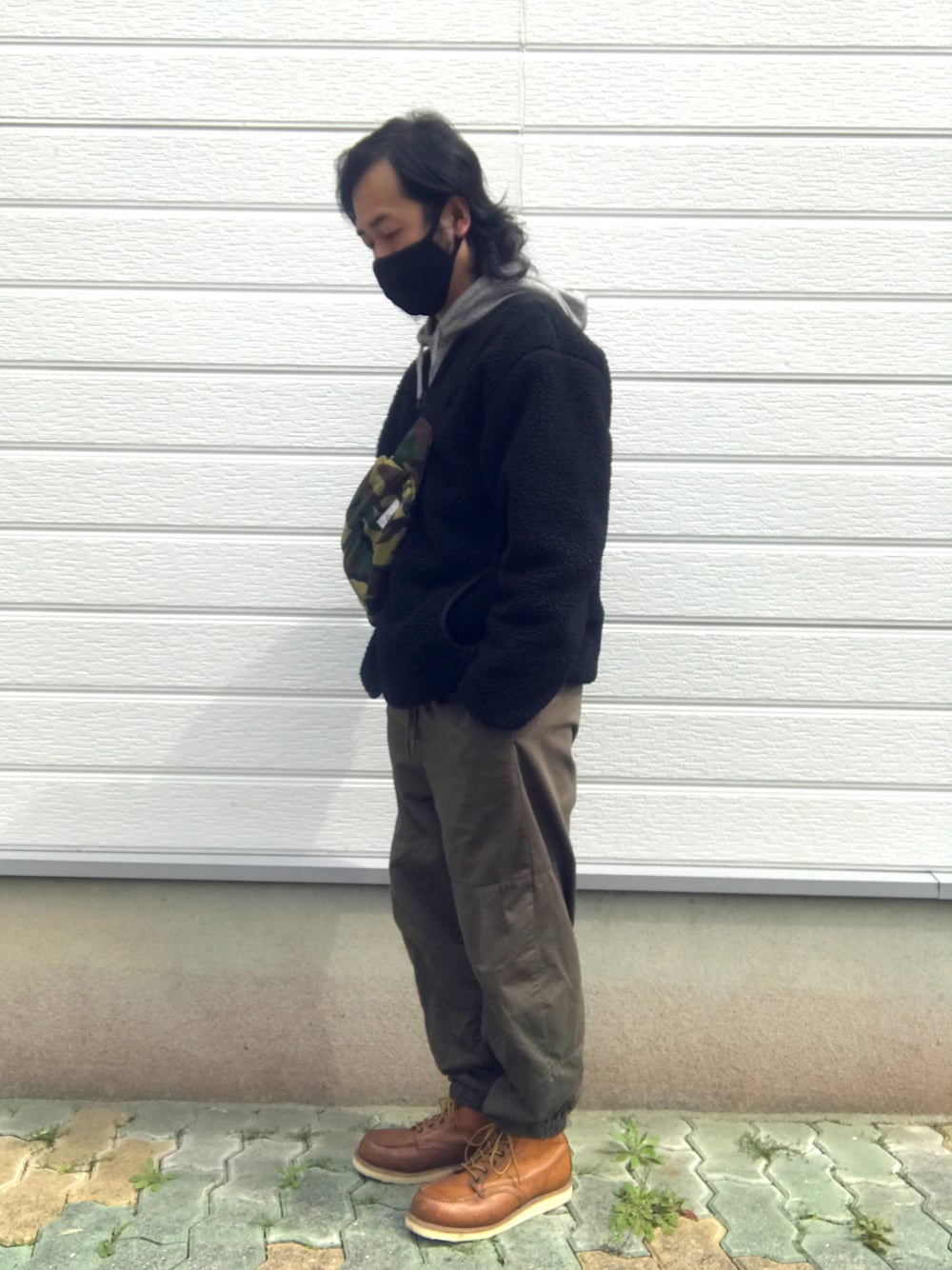 グリーン系のパンツ、ブラウン系のブーツ、ブラック系のジャケット/アウターを着用したメンズの春コーディネートの1枚目の写真