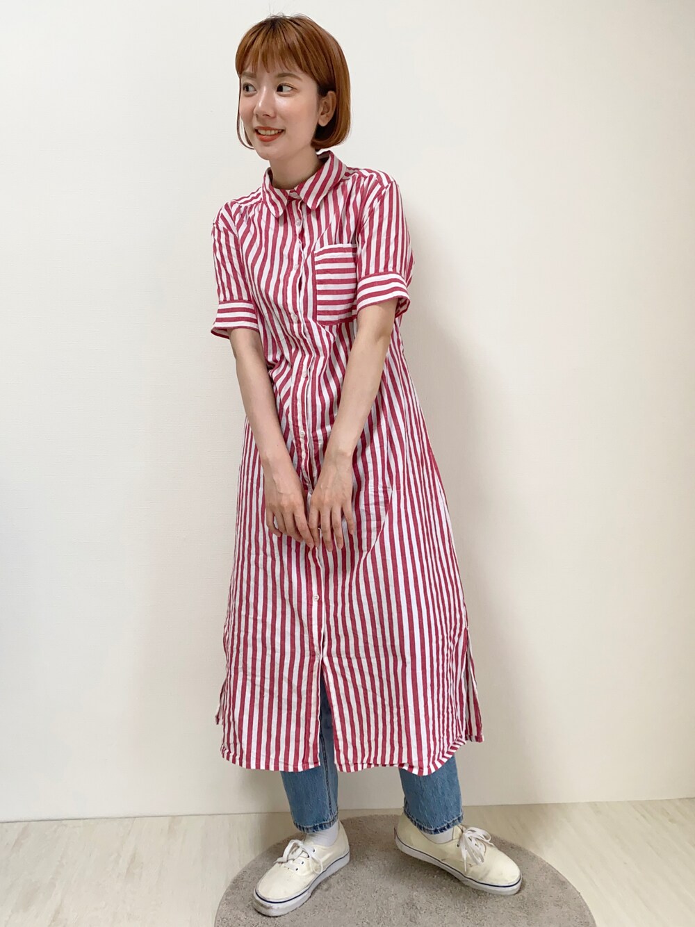 「秋のコーデ、休日スタイル、ゆるコーデ、パンツコーデ、低身長コーデ、ootd、休日コーデ、プチプラ、スニーカーコーデ、merlot」｜「MERLOTのポップストライプシャツワンピース（ワンピース、レッド系）」を使った、トウニュウチャンさん（レディース・157cm）の秋コーディネートの1枚目の写真