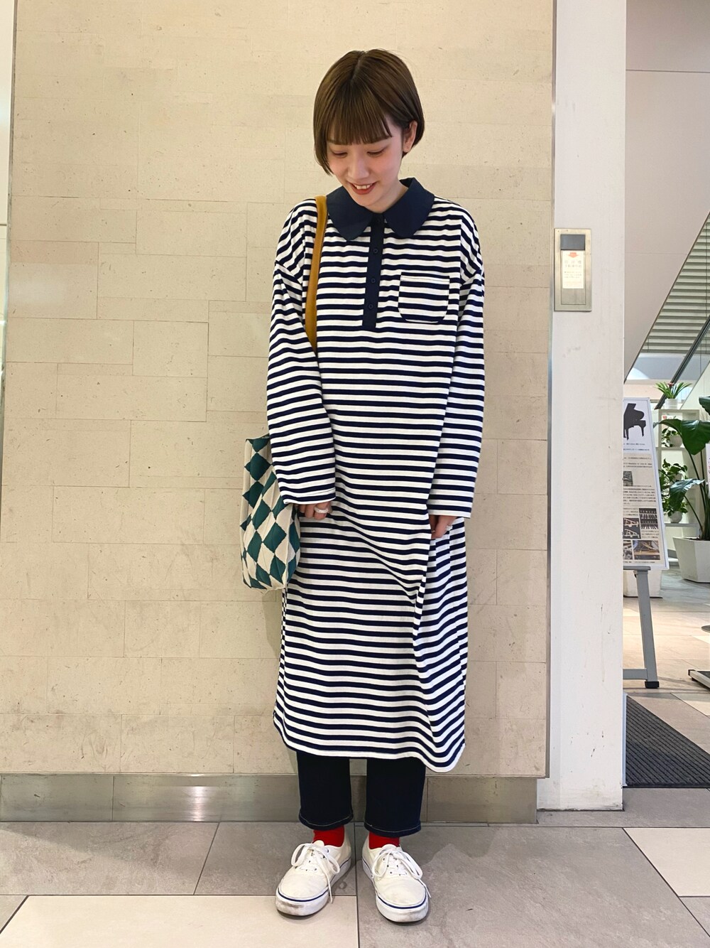 「春服みてみて、大人カジュアル、休日スタイル、シンプルコーデ、春夏コーデ、デニムパンツ、カジュアル、レイヤードスタイル、ボーダーワンピース、ボーダー」｜「MERLOTのまる襟ボーダーワンピース（ワンピース、ブルー系）」を使った、トウニュウチャンさん（レディース・157cm）の春コーディネートの1枚目の写真