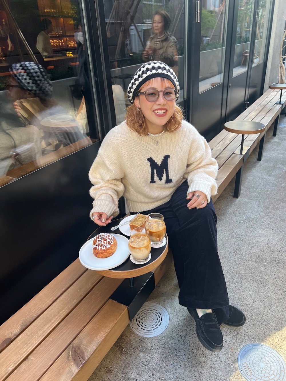 ホワイト系のニット/セーター、ブラック系のその他パンツ、ブラック系のスニーカーを着用したレディースの秋コーディネートの1枚目の写真