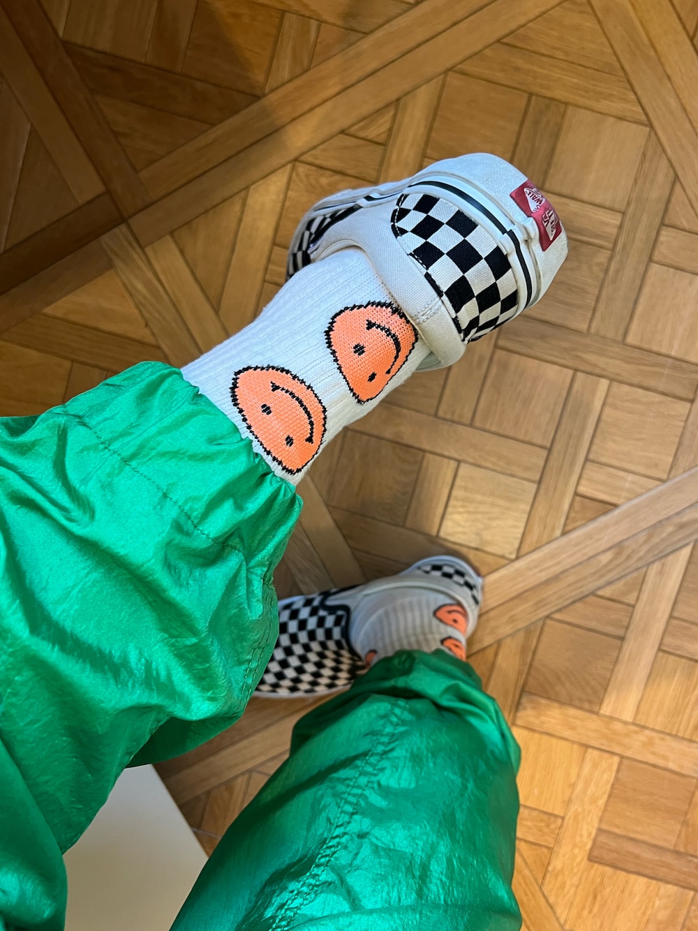 「靴下、ソックス、ROSTER SOX、BEAMS BOY、ニコちゃん、VANS、ナイロンパンツ」｜「VANSのVANS ヴァンズ SLIP-ON PRO スリッポン プロ VN0A347VAPK (CHECK)BLK/WHT（スニーカー、ブラック系）」を使った、riiioさん（レディース・153cm）の春コーディネートの1枚目の写真