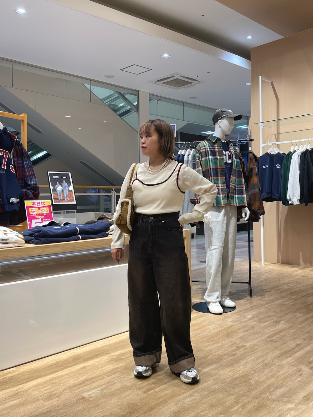 「低身長、低身長コーデ、レイヤード、レイヤードスタイル、デニム、デニムパンツ、秋コーデ」｜「CIAOPANIC TYPYのリブアシメキャミレイヤードトップス（Tシャツ/カットソー、ホワイト系）」を使った、a s u k aさん（骨格ストレート・レディース・145cm）の秋コーディネートの1枚目の写真